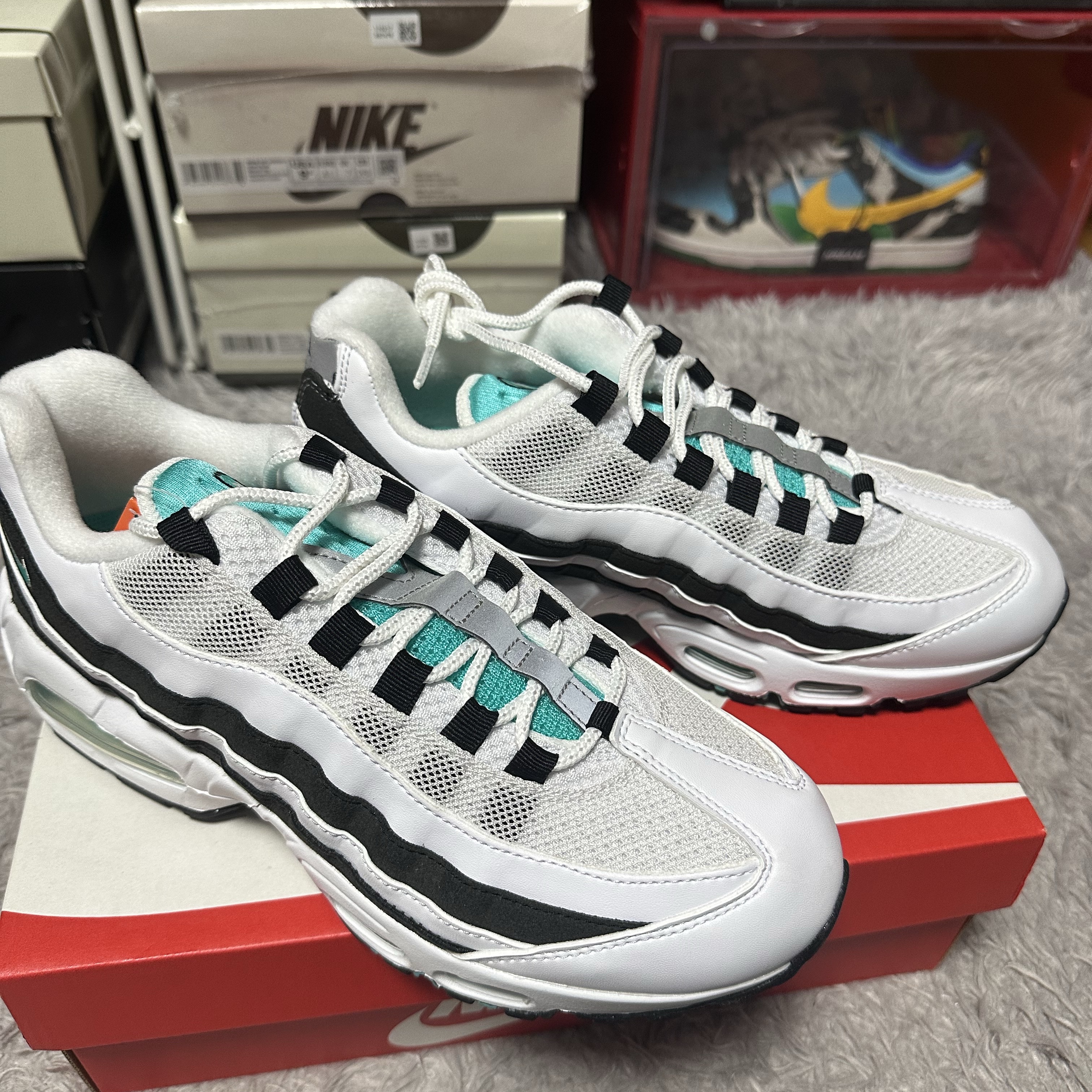Nike Air Max 95 OG White and Black, Nike Air Max 95 OG Neon Yellow 2020 착용 스타일 - 4