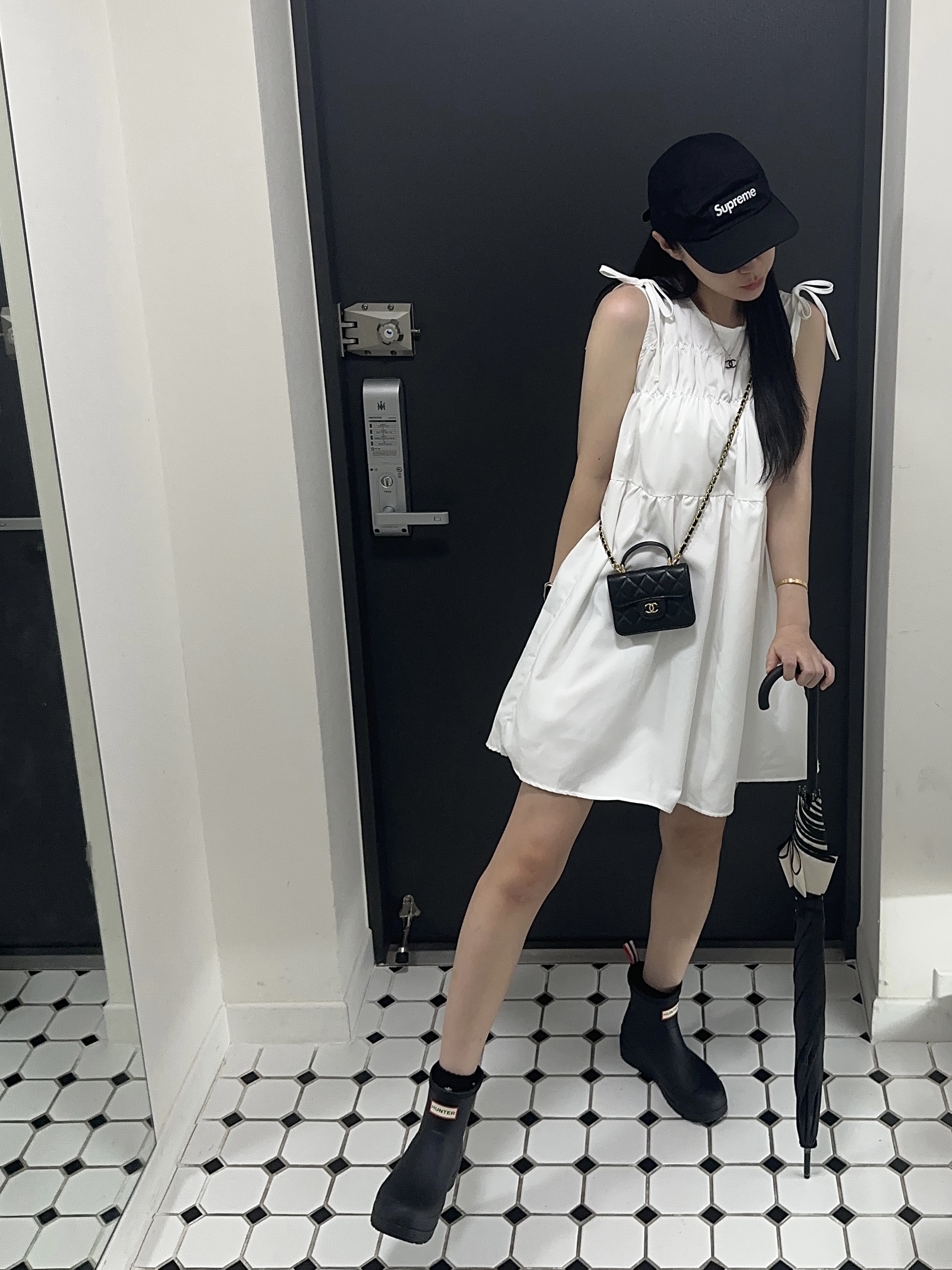 Supreme Washed Chino Twill Camp Cap Black, (W) Hunter Play Short Rain Boots Black 착용 스타일