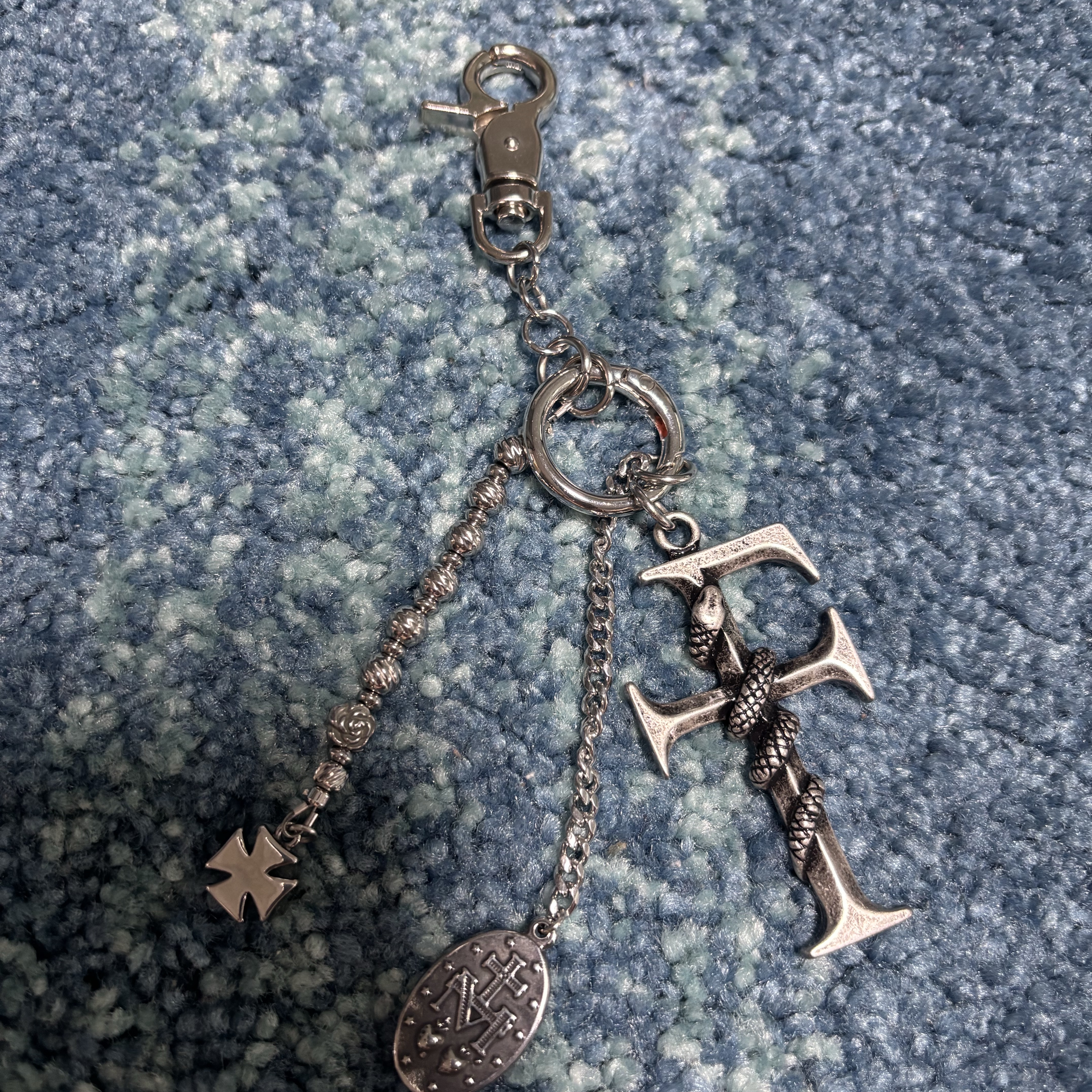 [더블적립]Farfromwhat Far F Charm Keyring 착용 스타일