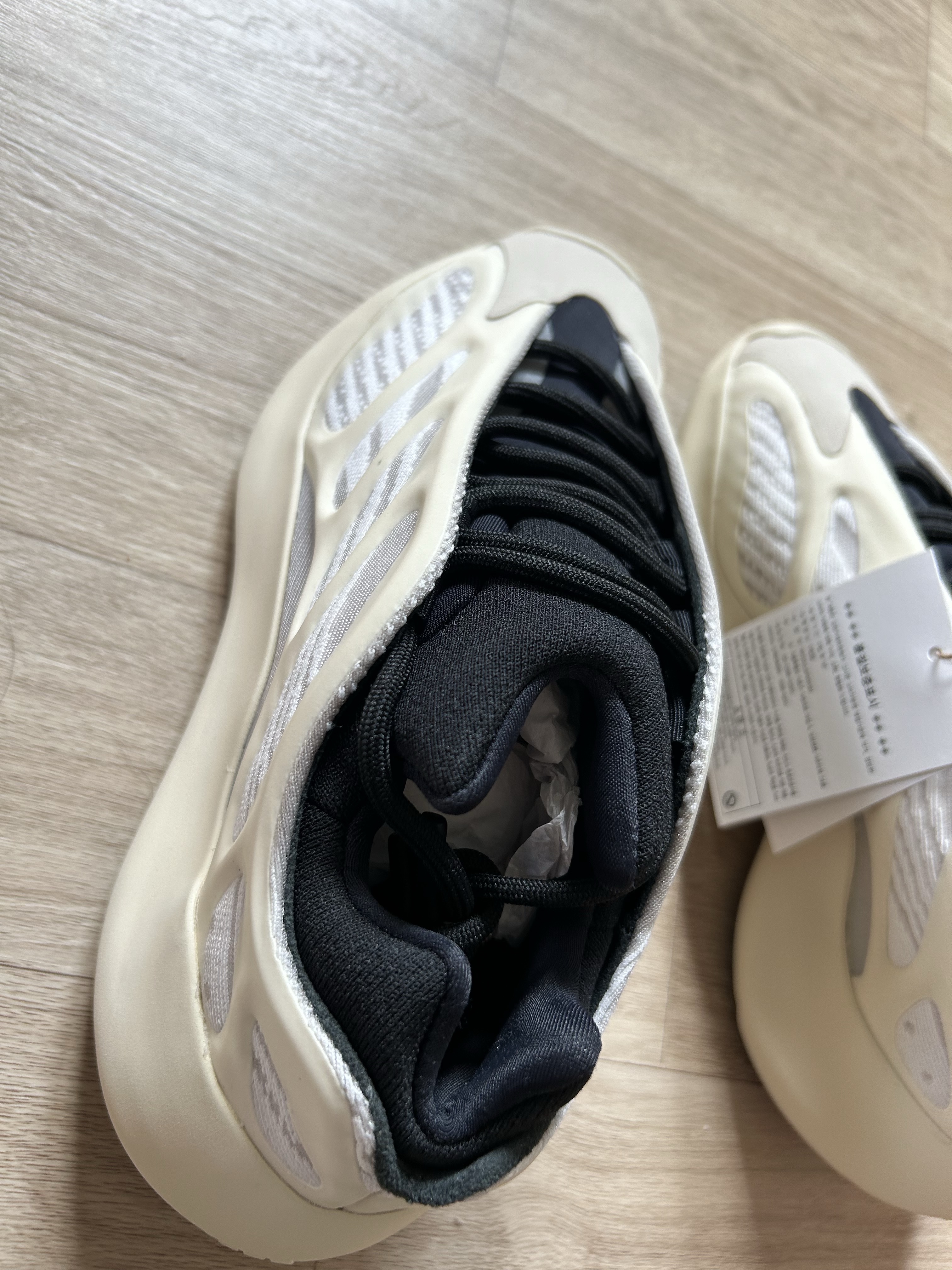 Adidas Yeezy 700 V3 Azael 2022/2023 착용 스타일