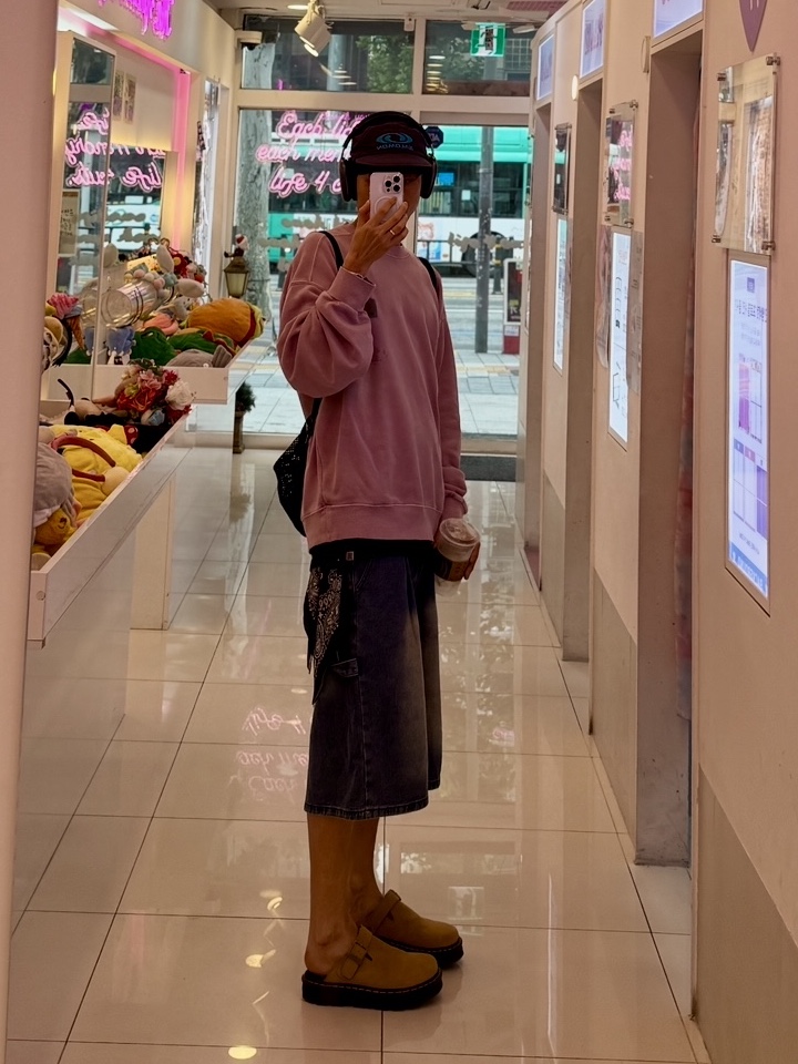 Dr. Martens Zebzag Suede Slingback Platform Mule Savannah Tan, Carhartt WIP Vista Sweatshirt Glassy Pink 착용 스타일 - 4