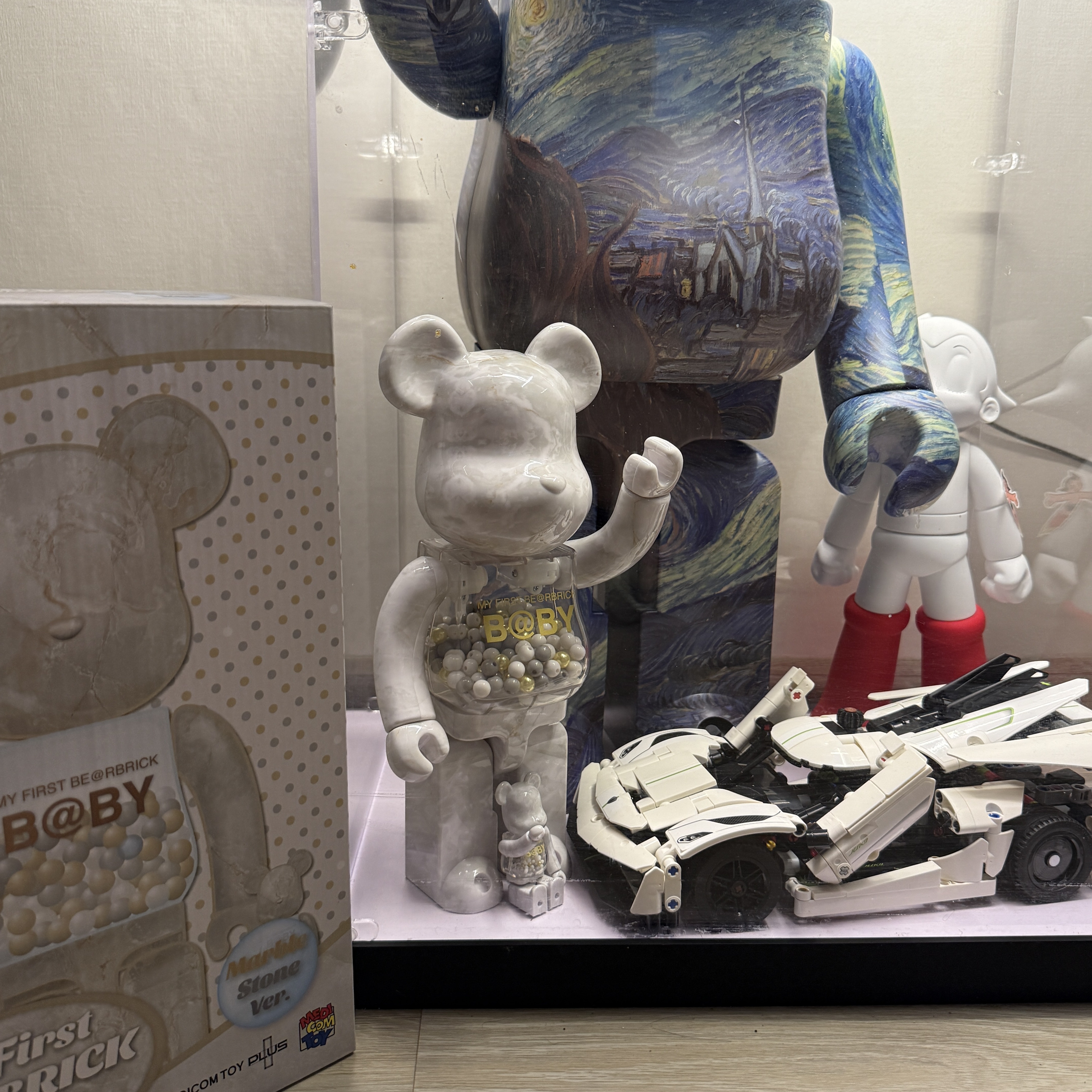 Bearbrick My First Baby Marble Ver. 100% & 400% Set, Bearbrick x MoMA Vincent van Gogh The Starry Night 1000% 착용 스타일 - 2