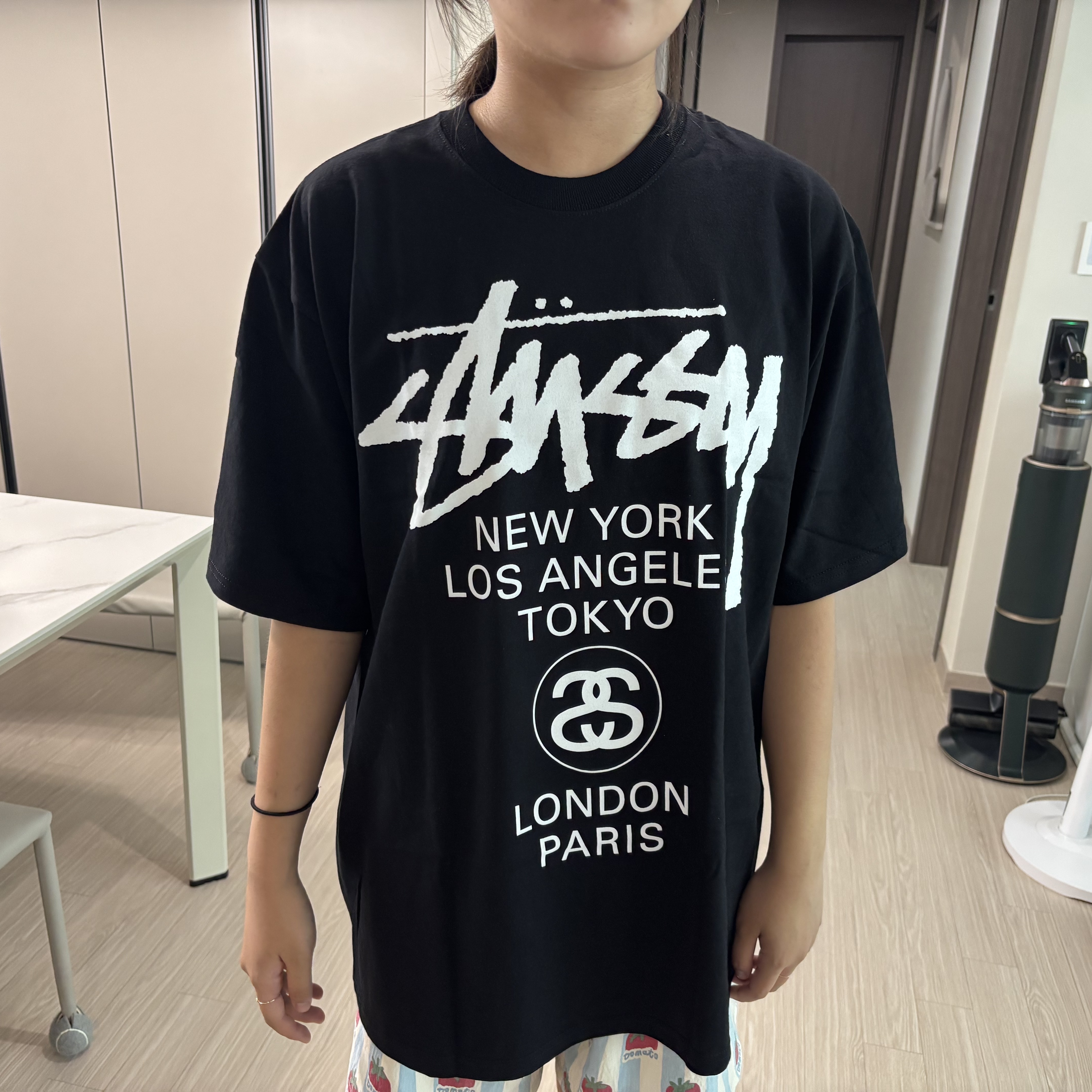 Stussy World Tour T-Shirt Black 2024,2025 착용 스타일