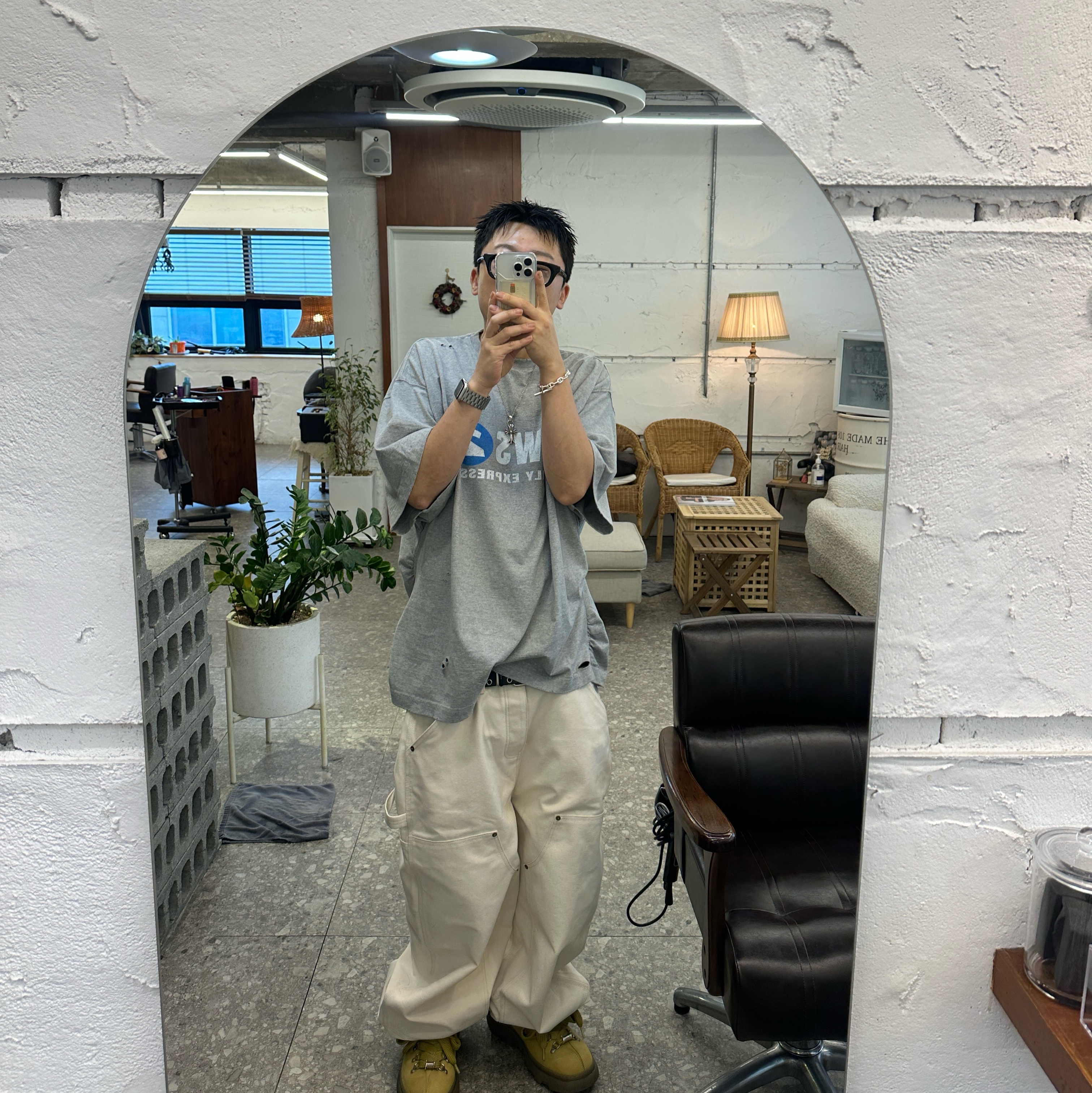 Nonnod Puckering News T-shirt Vintage grey, Undermycar Pure Hardstone Carpenter Pants Ivory - 24FW 착용 스타일 - 5