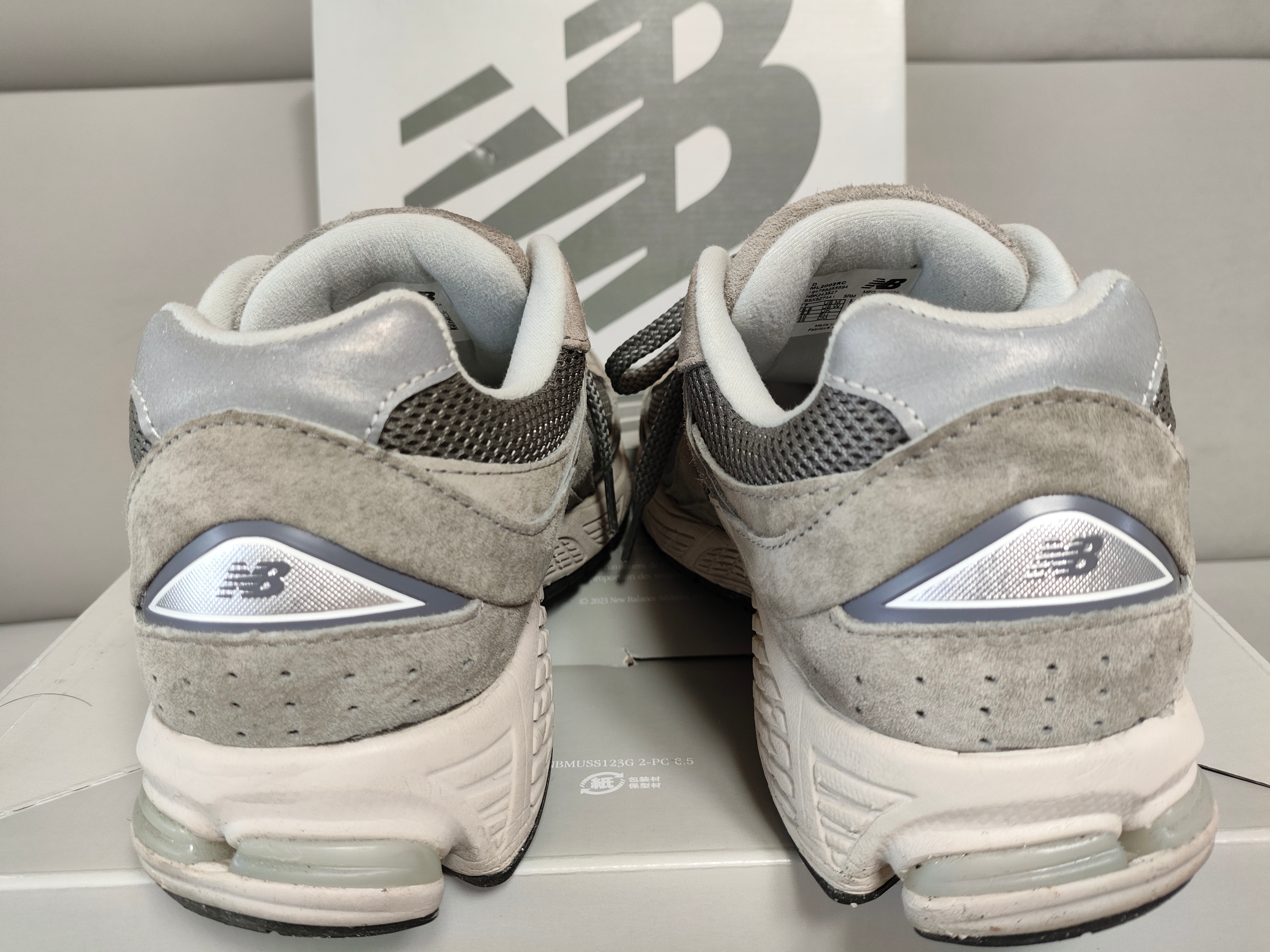 New Balance 2002R Grey 착용 스타일 - 2
