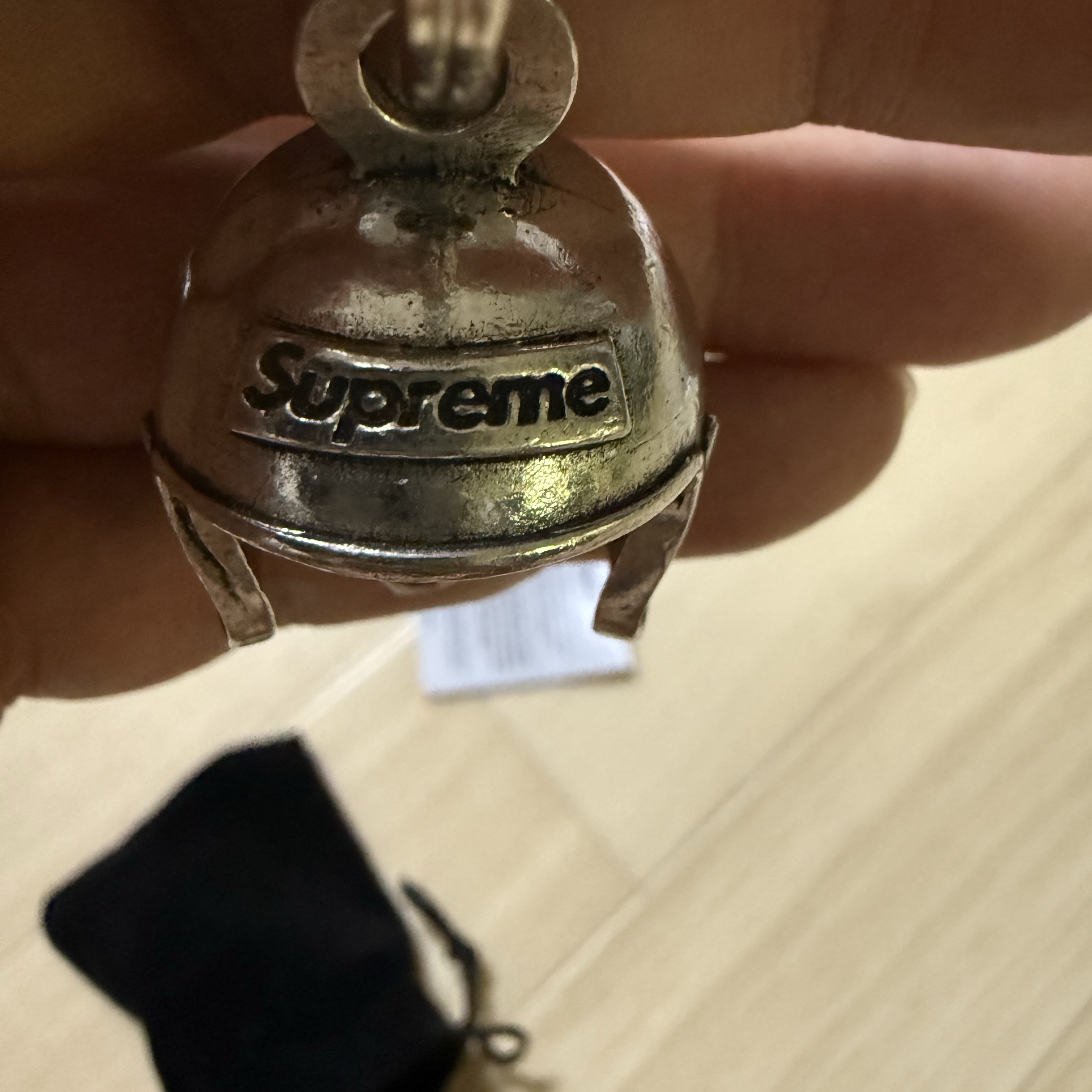 Supreme Skull Bell Keychain Silver - 25SS 착용 스타일 - 1