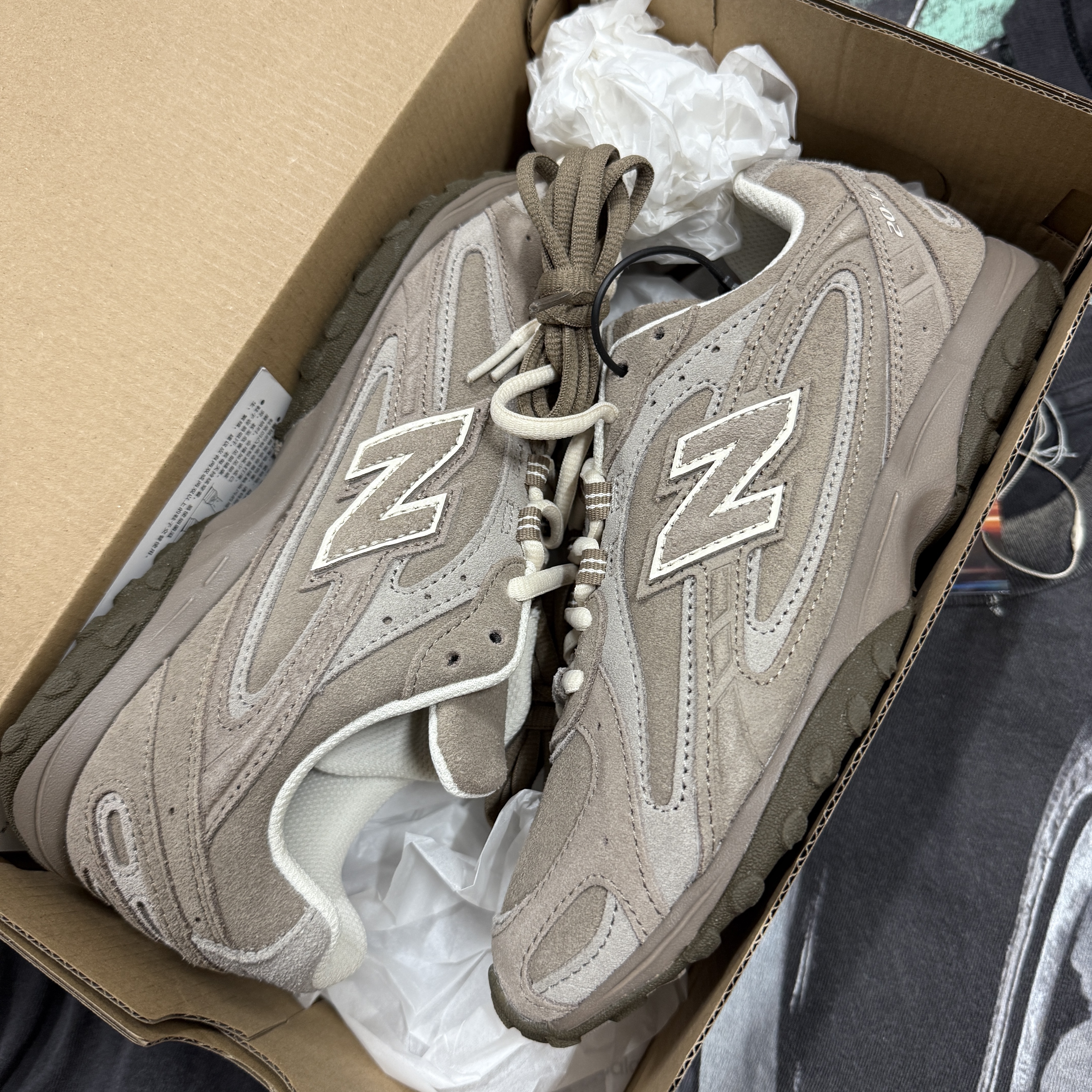 New Balance 204L Suede Mushroom Arid Stone 착용 스타일 - 1