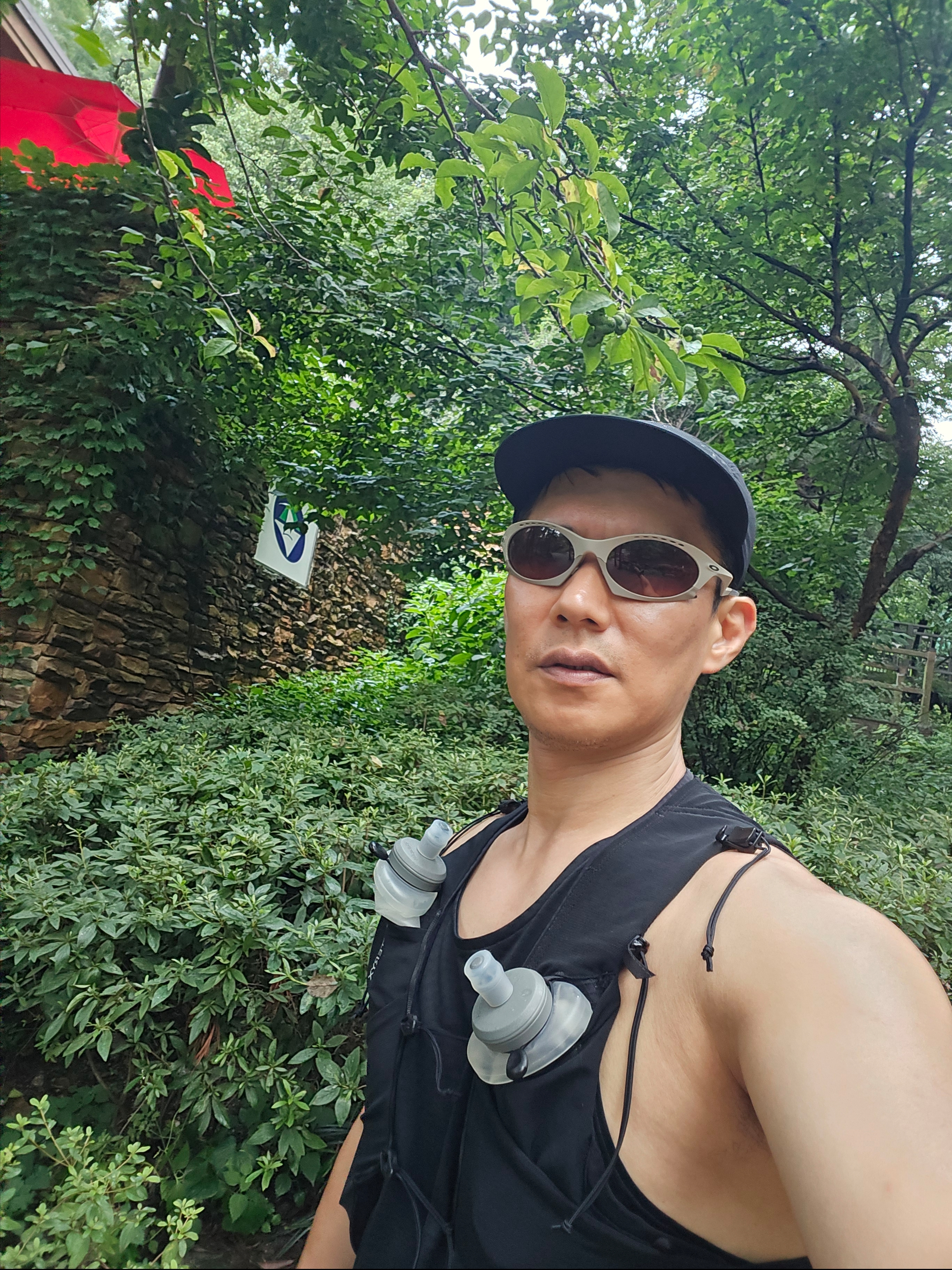 Oakley Plantaris Matte Sand Frame Prizm Brown Gradient Lenses Regular Universal Fit 착용 스타일