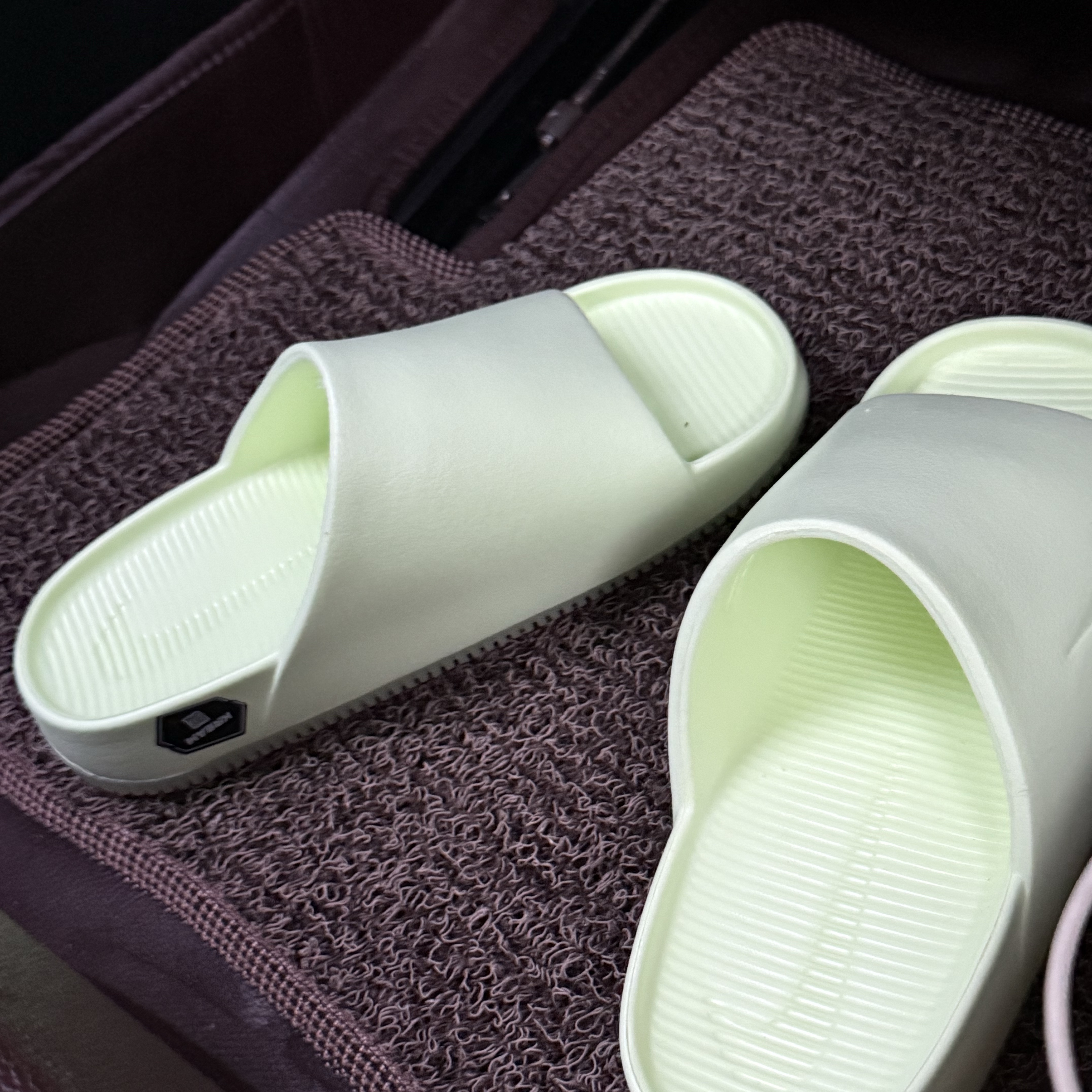 (W) Nike Calm Slide Barely Volt 착용 스타일