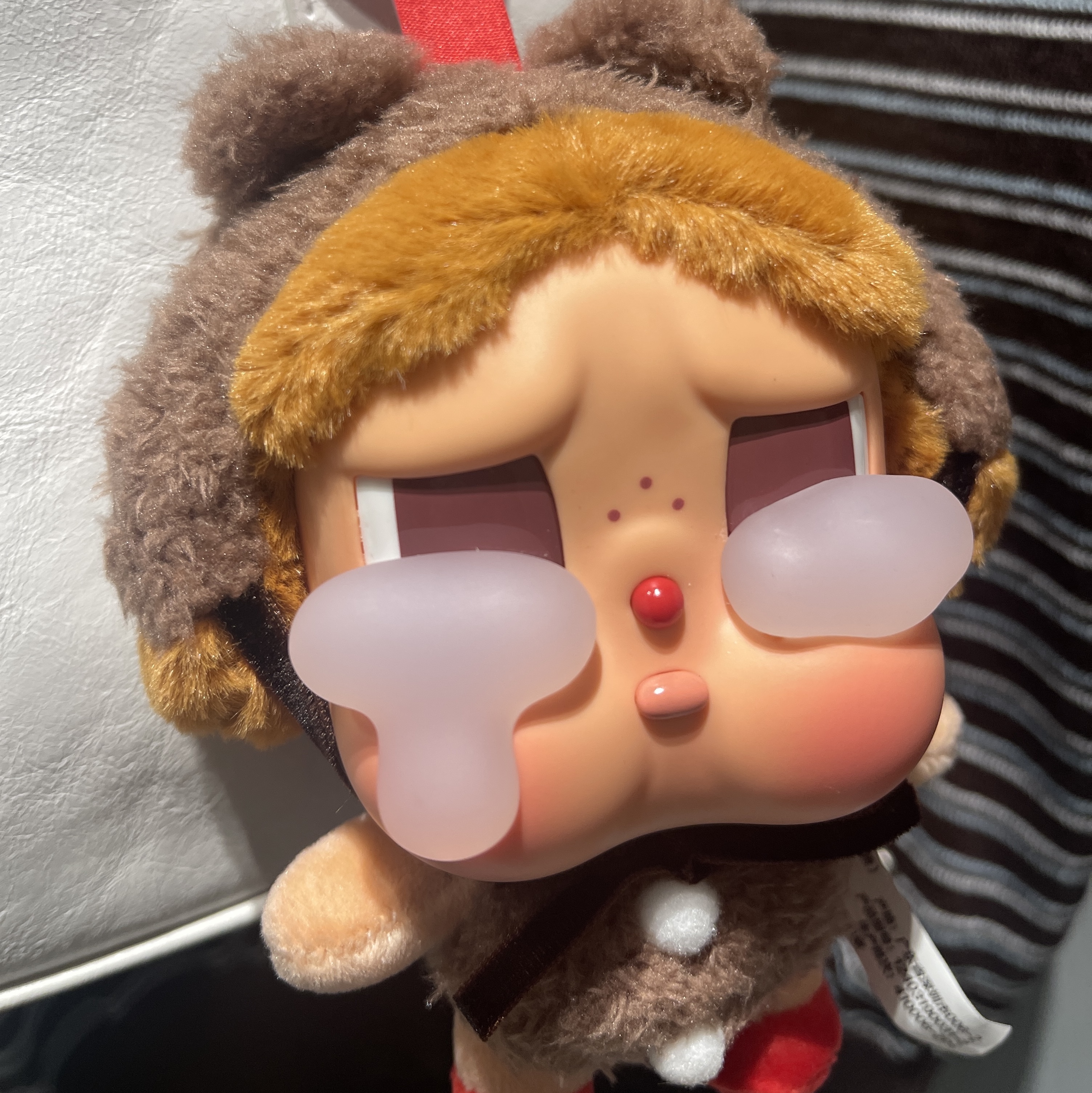 Pop Mart Crybaby Crying Again Series Plush Keyring Love Makes Us Cry (Opened Case) 착용 스타일