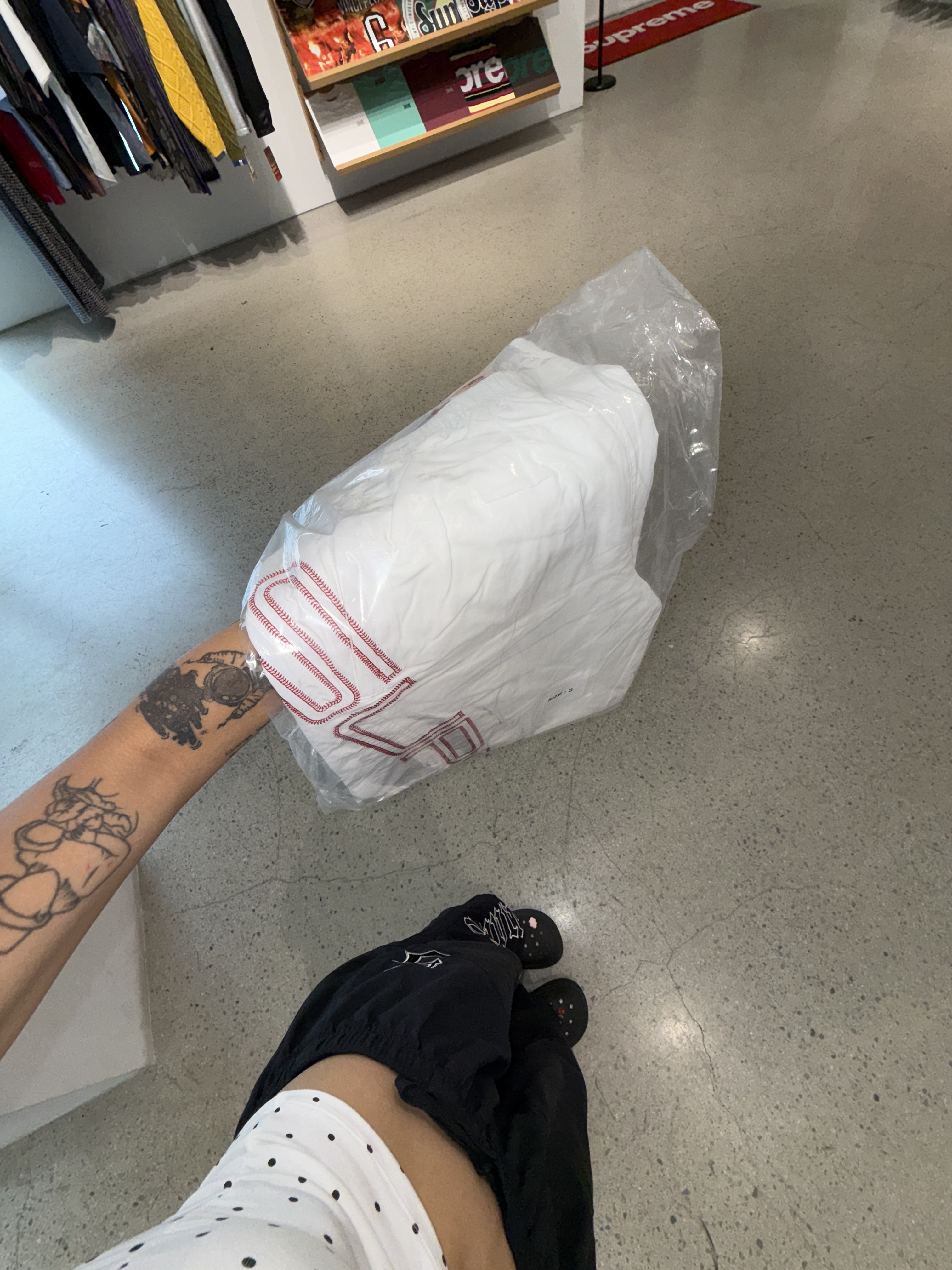 Supreme Spellout Embroidered Track Pants White - 25SS 착용 스타일