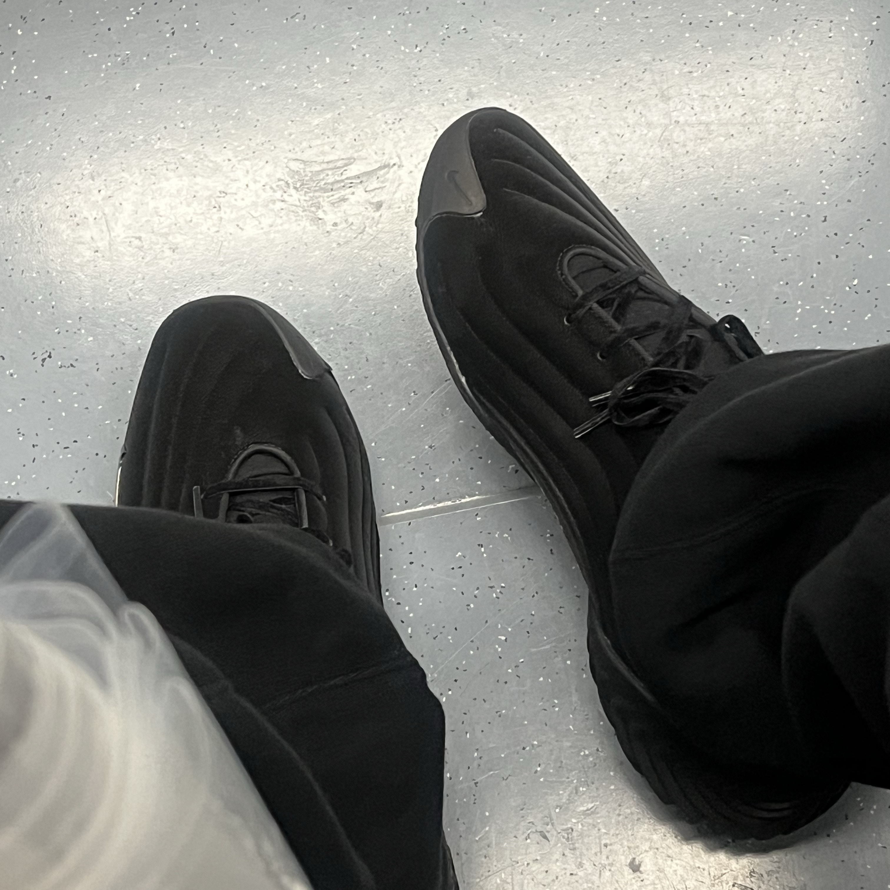 (W) Nike Astra Ultra Triple Black 착용 스타일 - 2