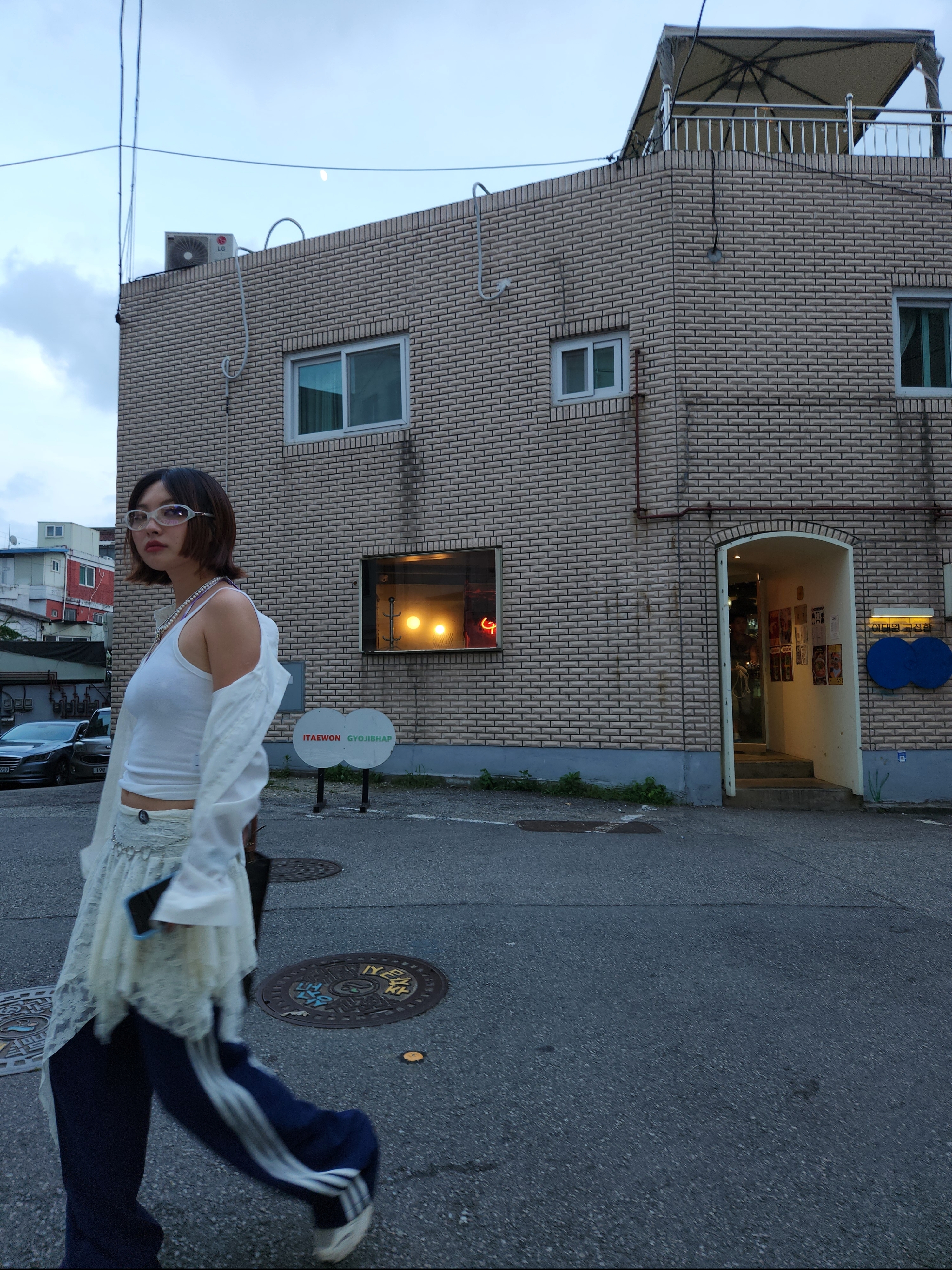Celine Triomphe Canvas Tote Bag Tan, (W) Adidas Loose Tracksuit Pants Dark Blue - KR Sizing 착용 스타일 - 5