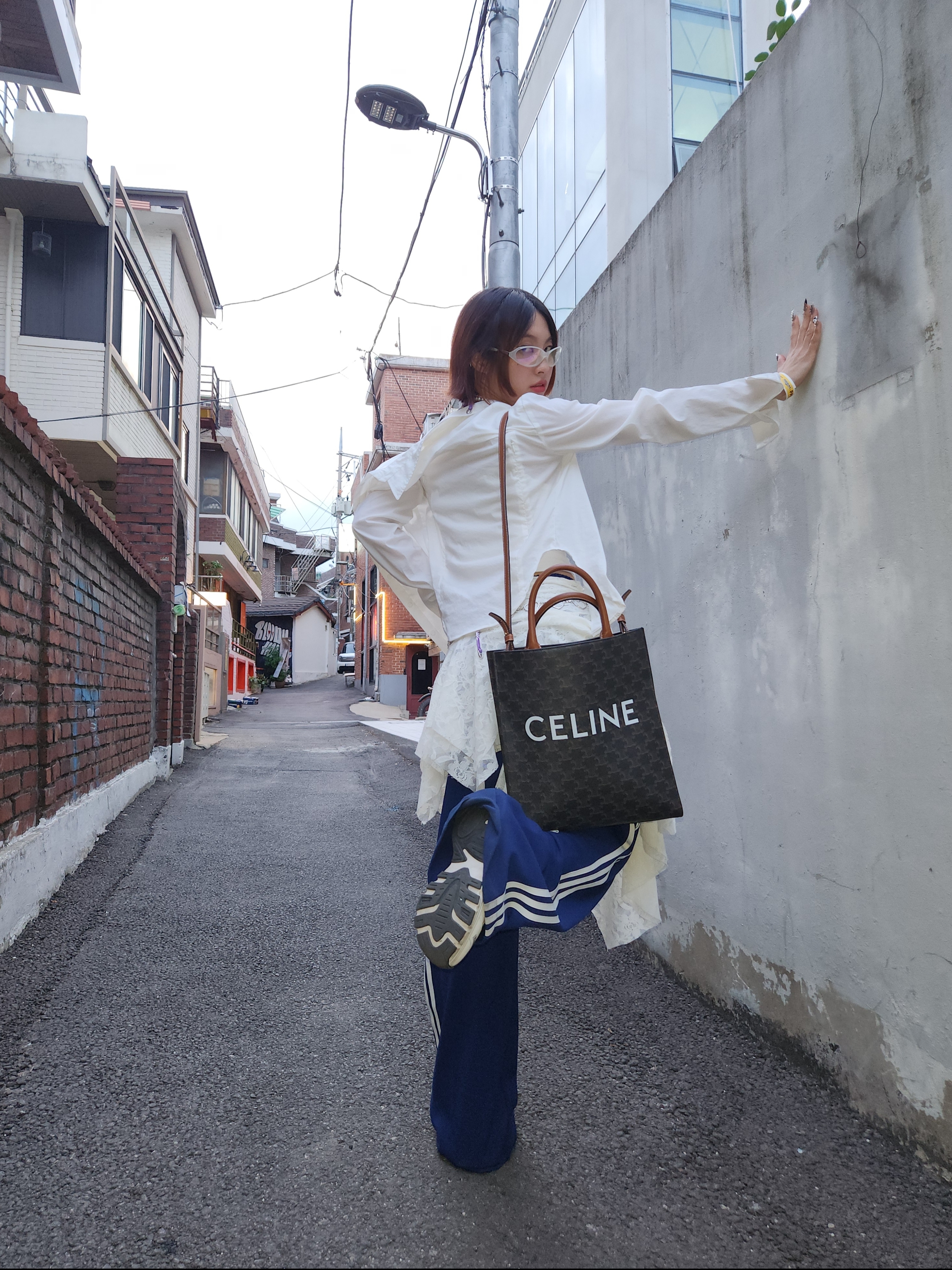Celine Triomphe Canvas Tote Bag Tan, (W) Adidas Loose Tracksuit Pants Dark Blue - KR Sizing 착용 스타일 - 1