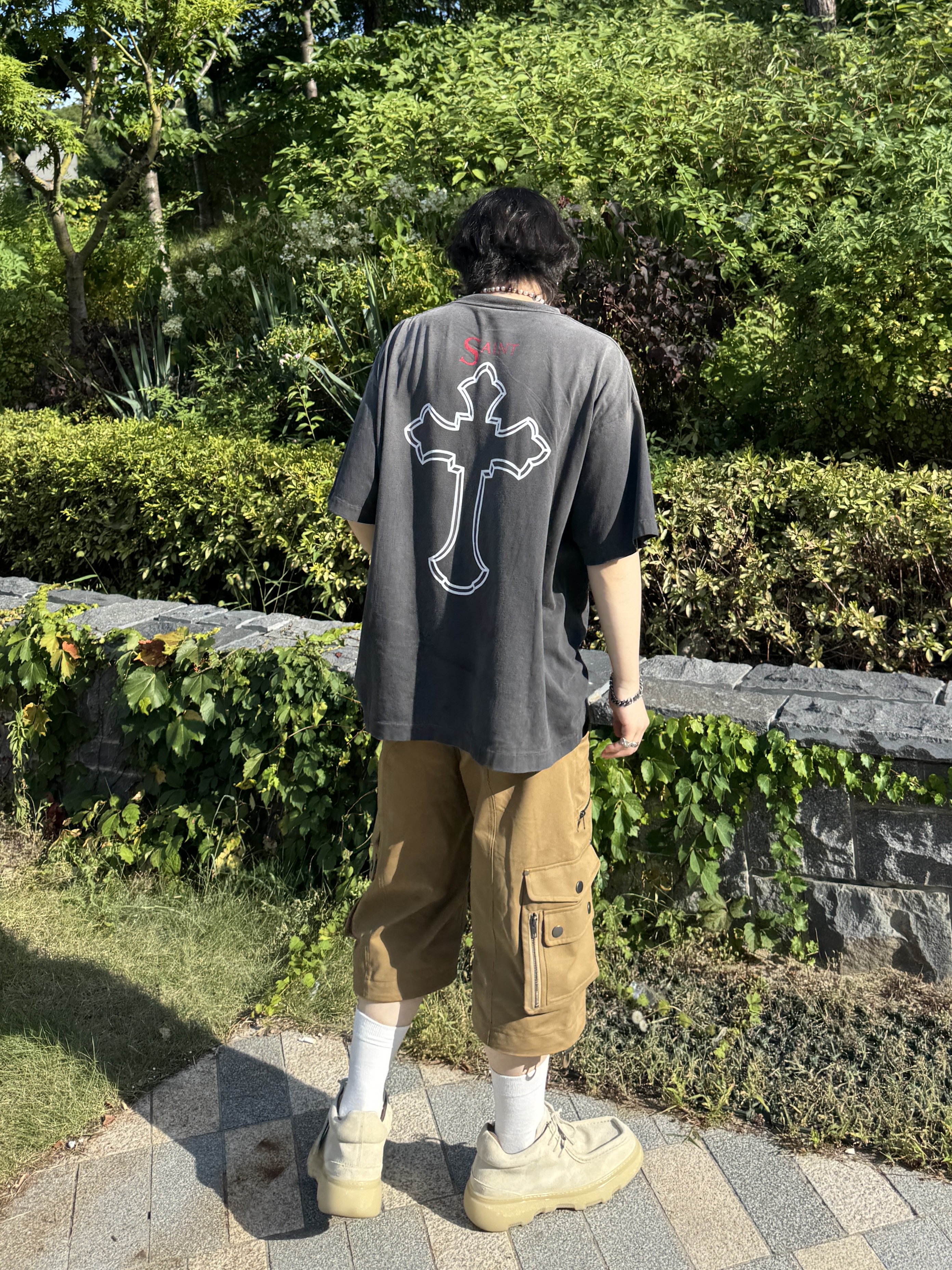 Saint Mxxxxxx x 2Pac S/S T-Shirt Black - 25SS, Burberry Suede Creeper Mid Shoes Clay 착용 스타일 - 1
