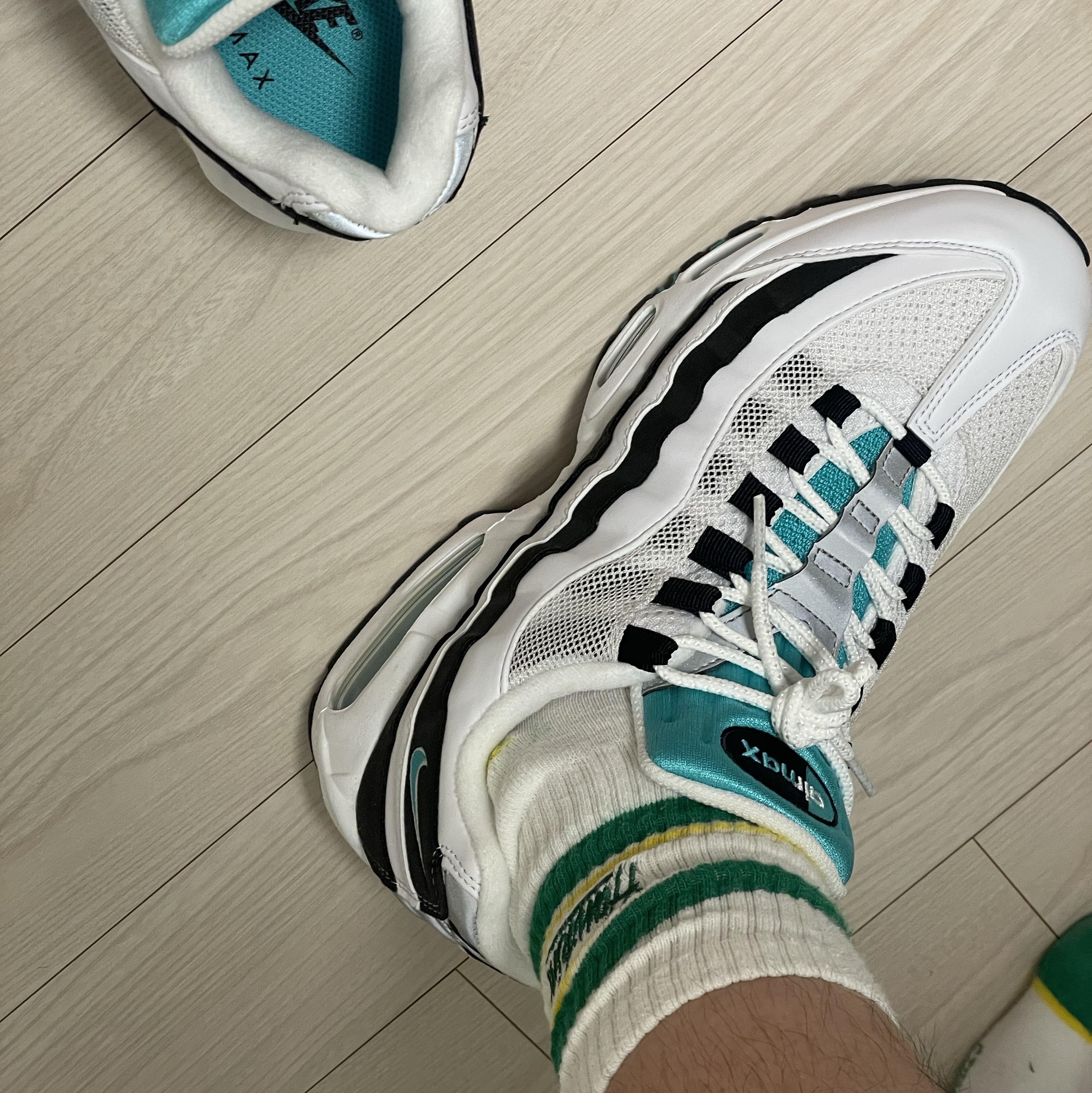 Nike Air Max 95 OG White and Black 착용 스타일 - 4