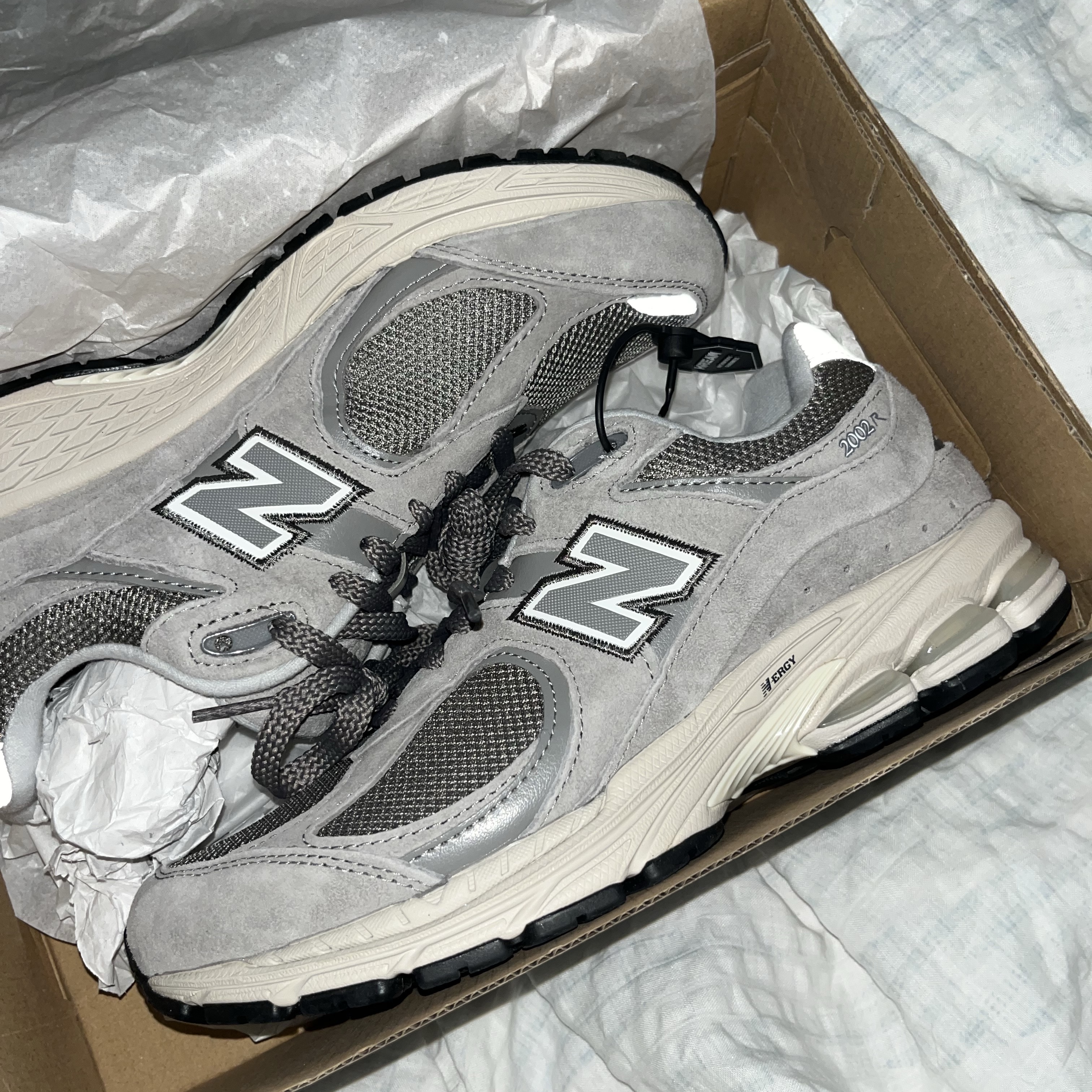 New Balance 2002R Grey 착용 스타일