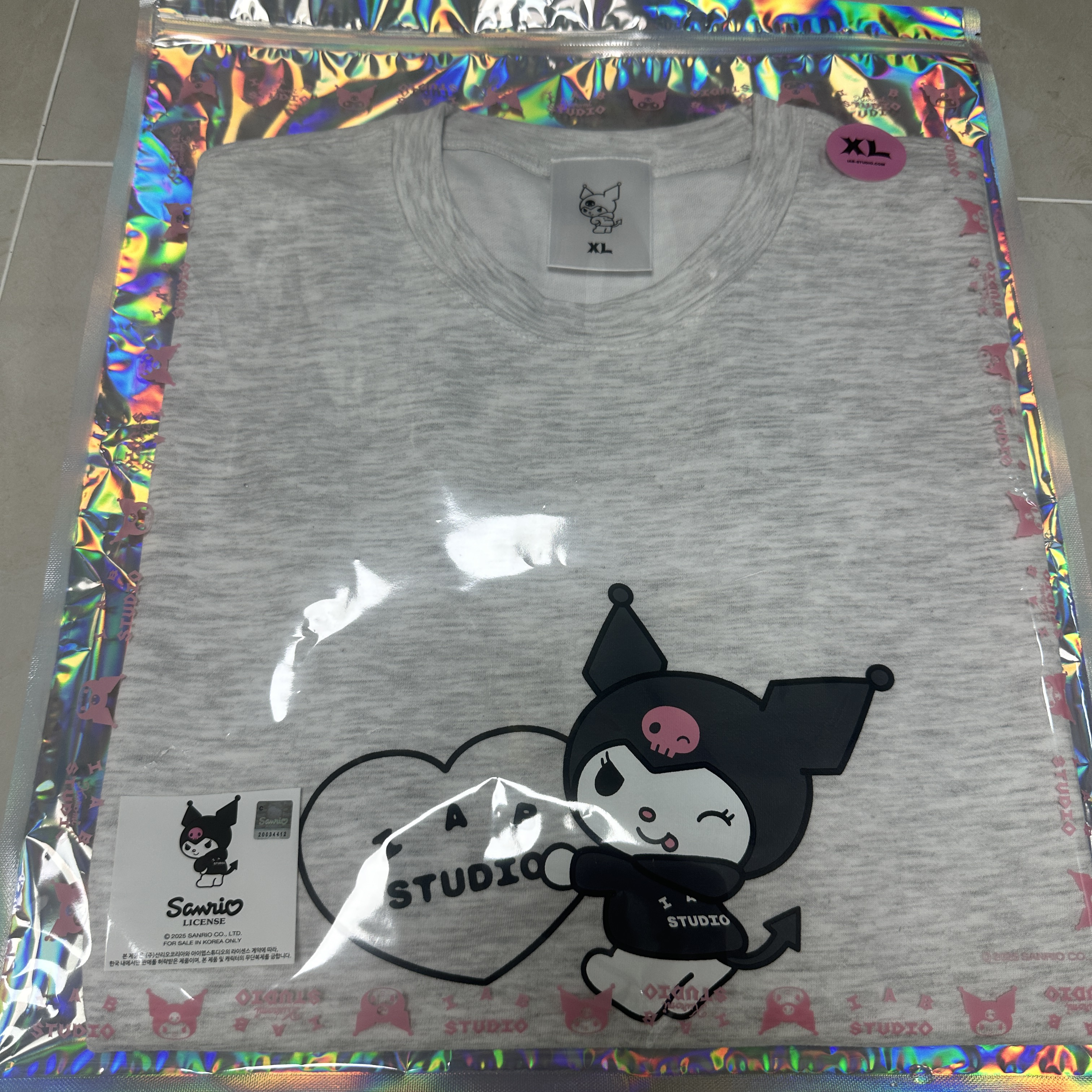 IAB Studio Kuromi Heart T-shirts Light Grey 착용 스타일