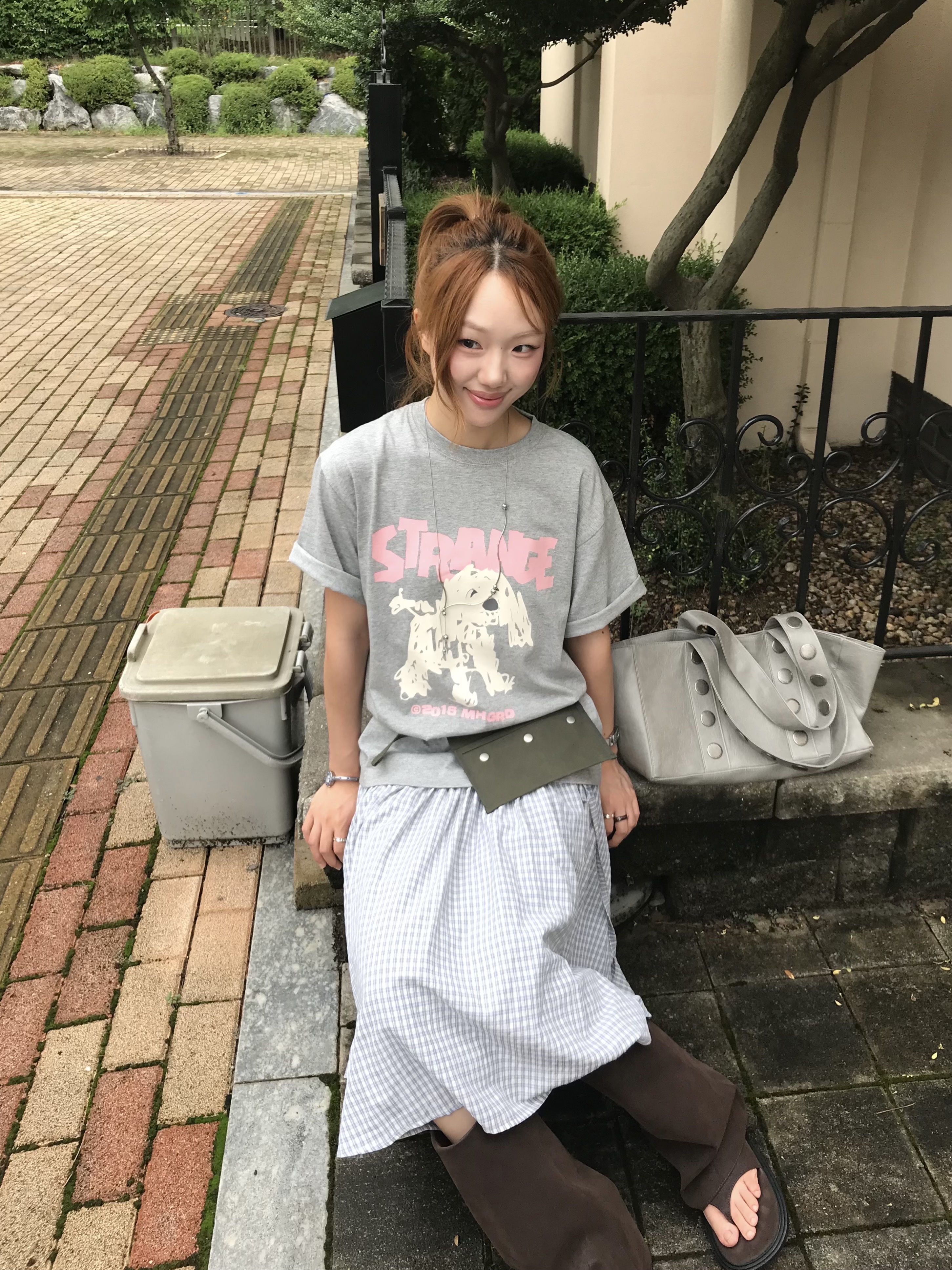 Diagonal Funky Square Shoulder Bag Light Grey 착용 스타일 - 2