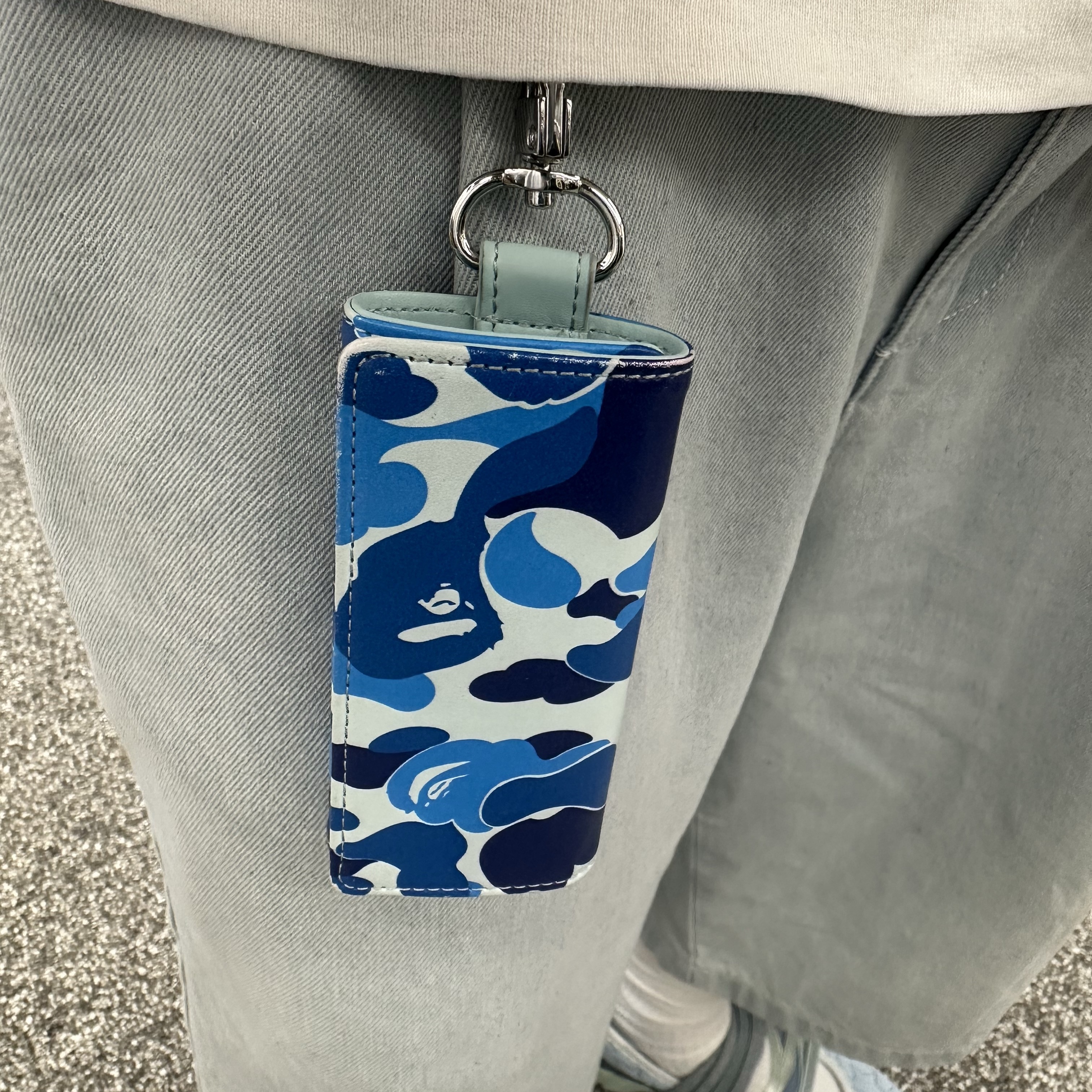 Gentle Monster Briolette 02 Silver Clear, BAPE ABC Camo Key Case Blue 착용 스타일 - 2