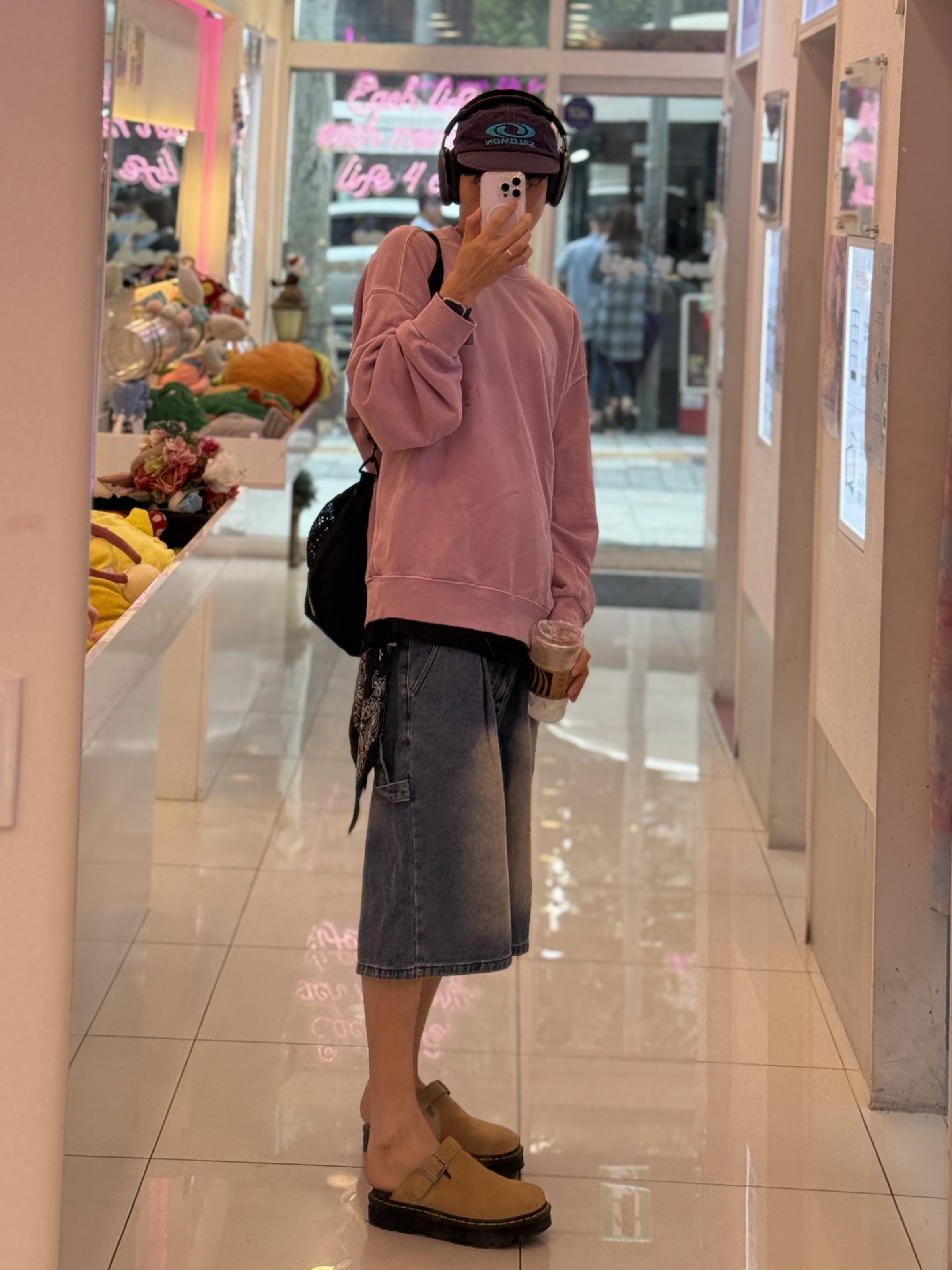 Dr. Martens Zebzag Suede Slingback Platform Mule Savannah Tan, Carhartt WIP Vista Sweatshirt Glassy Pink 착용 스타일 - 7