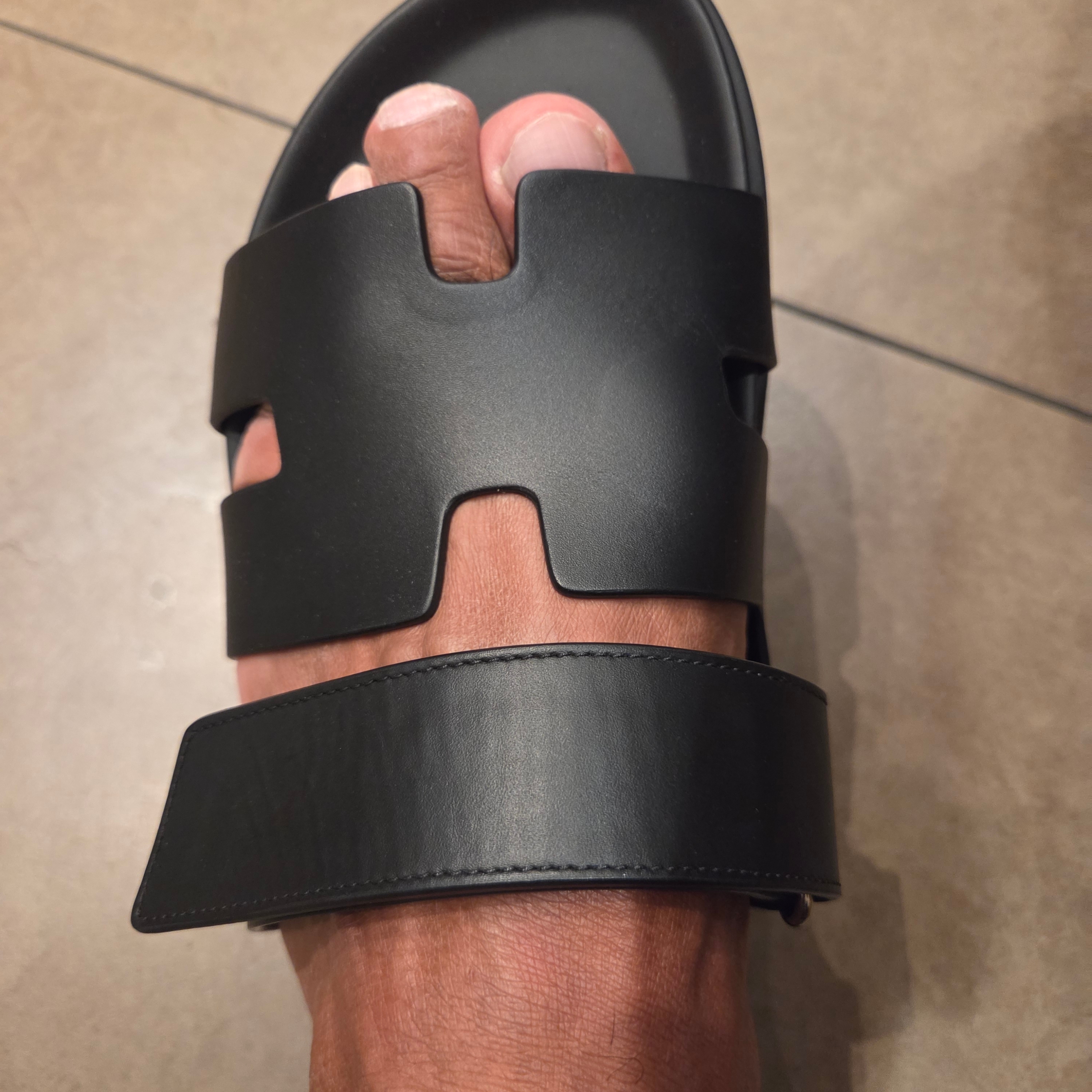 Hermes Chypre Sandal Calfskin & Noir 착용 스타일