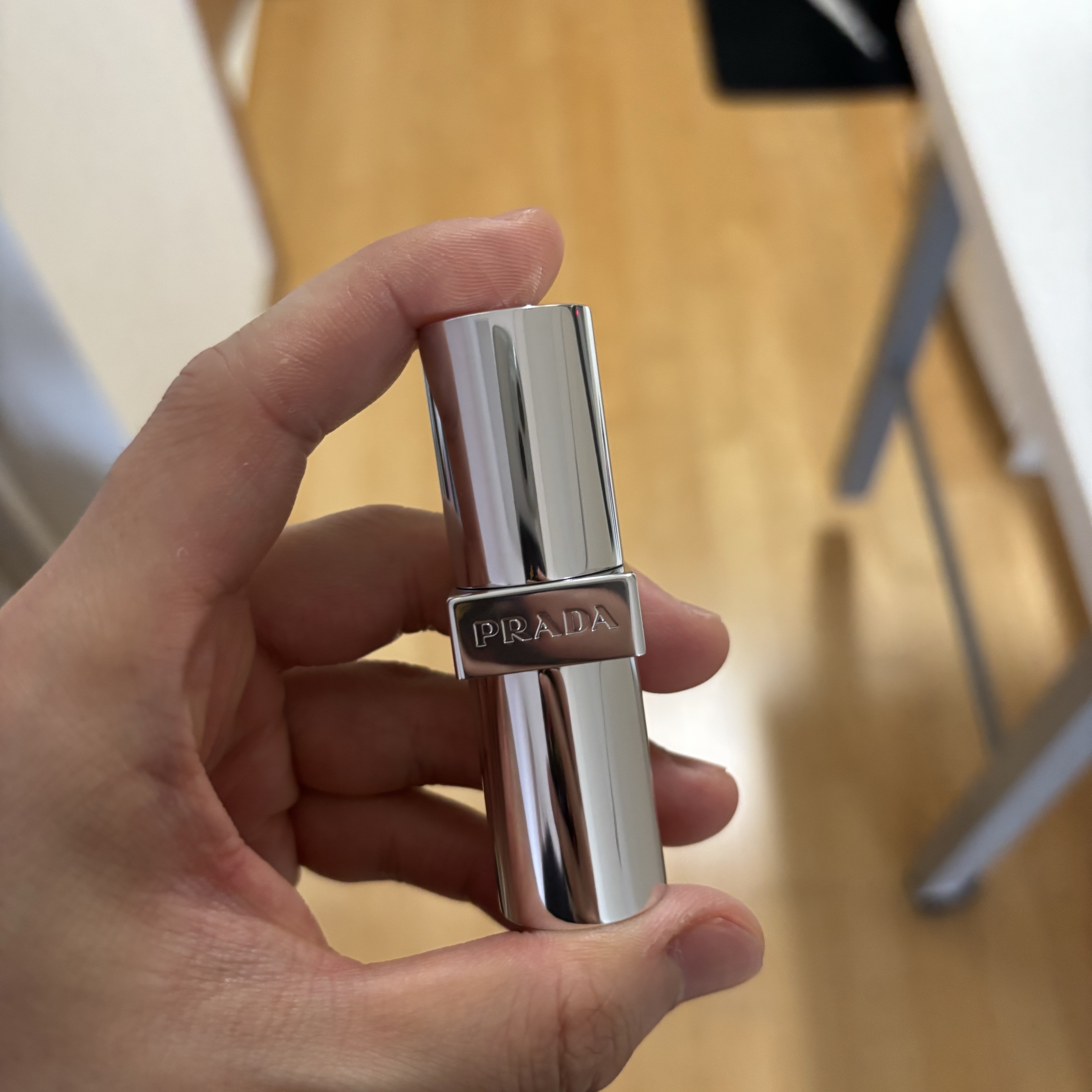 Prada Blushing Care Lip Balm U001 Astral Pink 착용 스타일 - 1