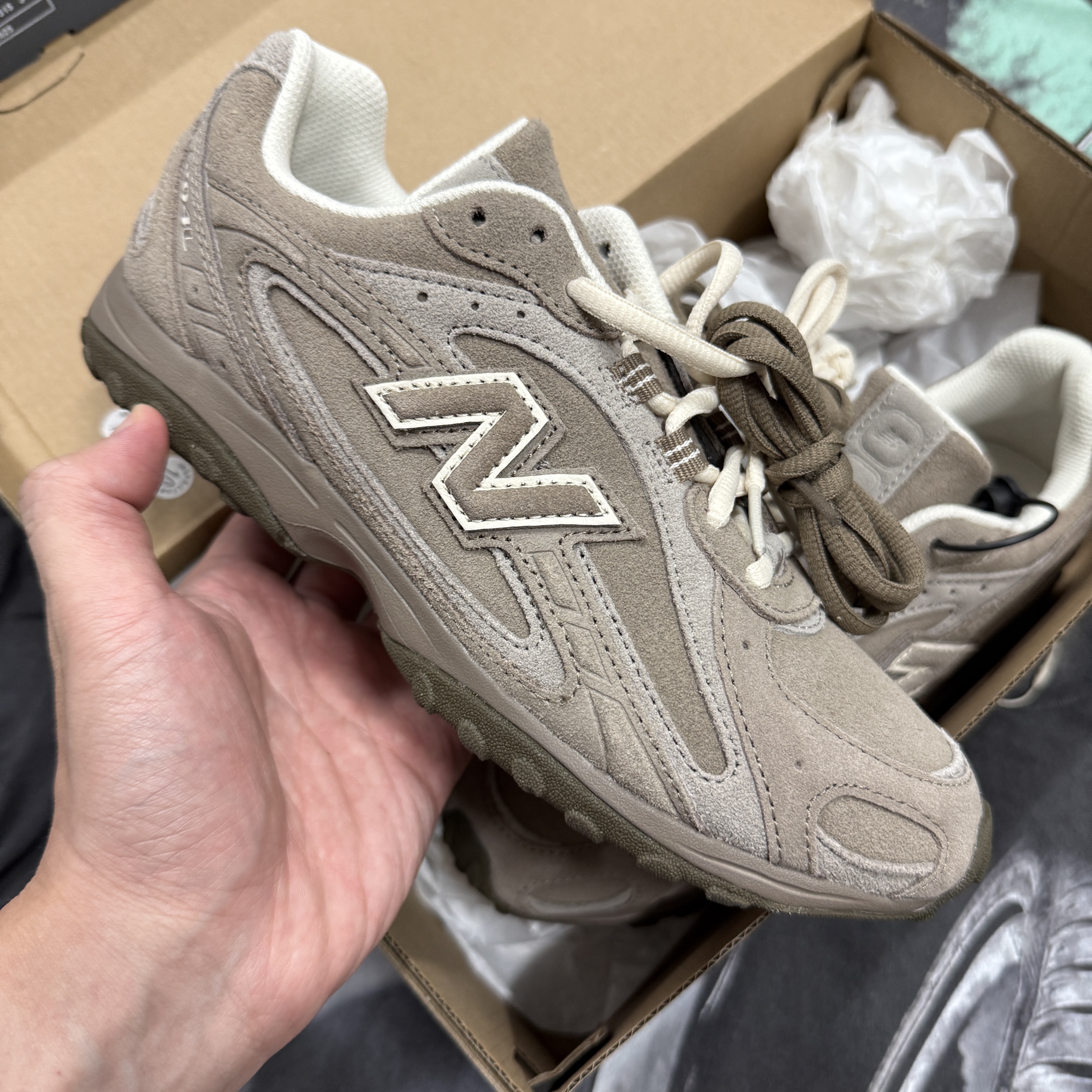 New Balance 204L Suede Mushroom Arid Stone 착용 스타일 - 2
