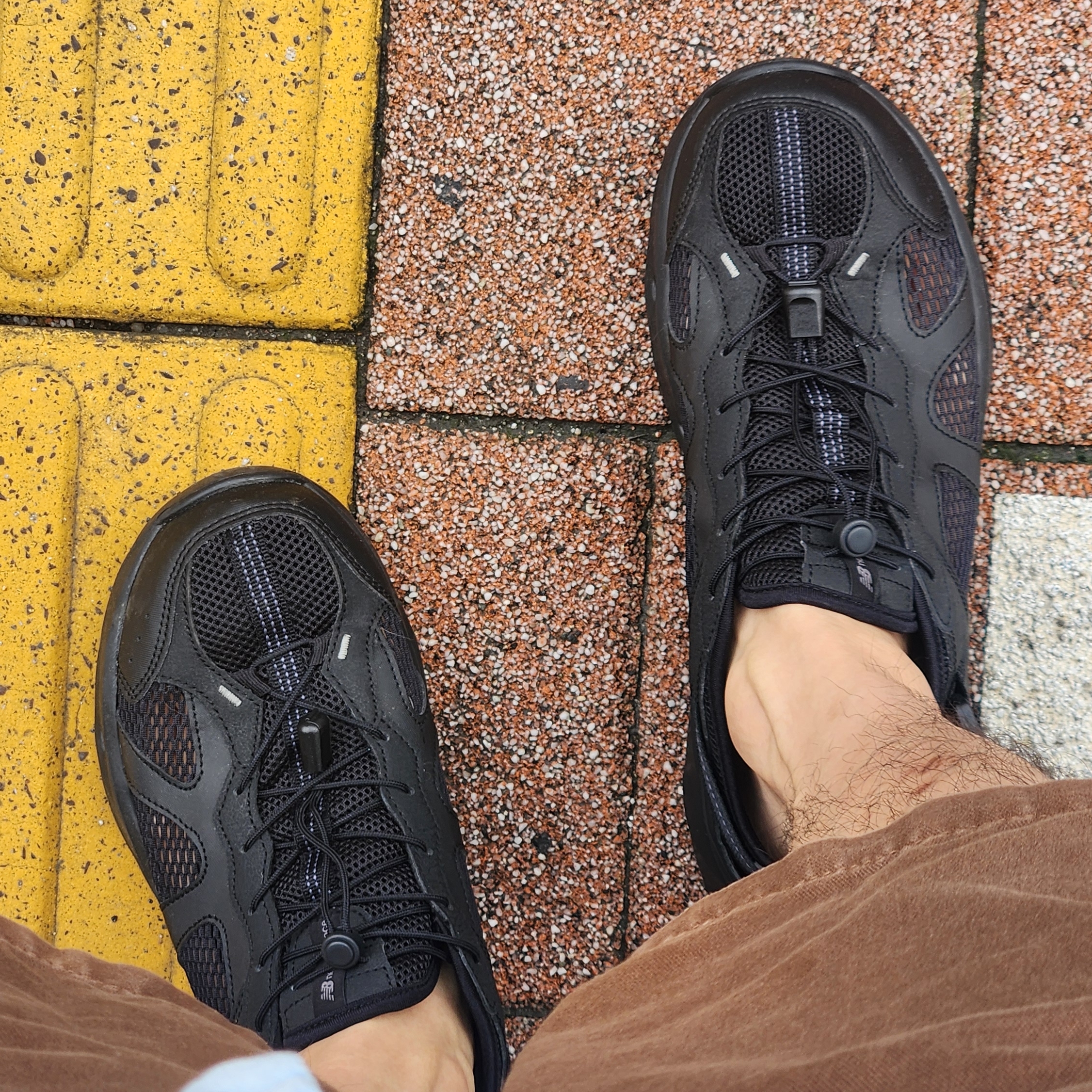 New Balance Kave Sandal Black 착용 스타일