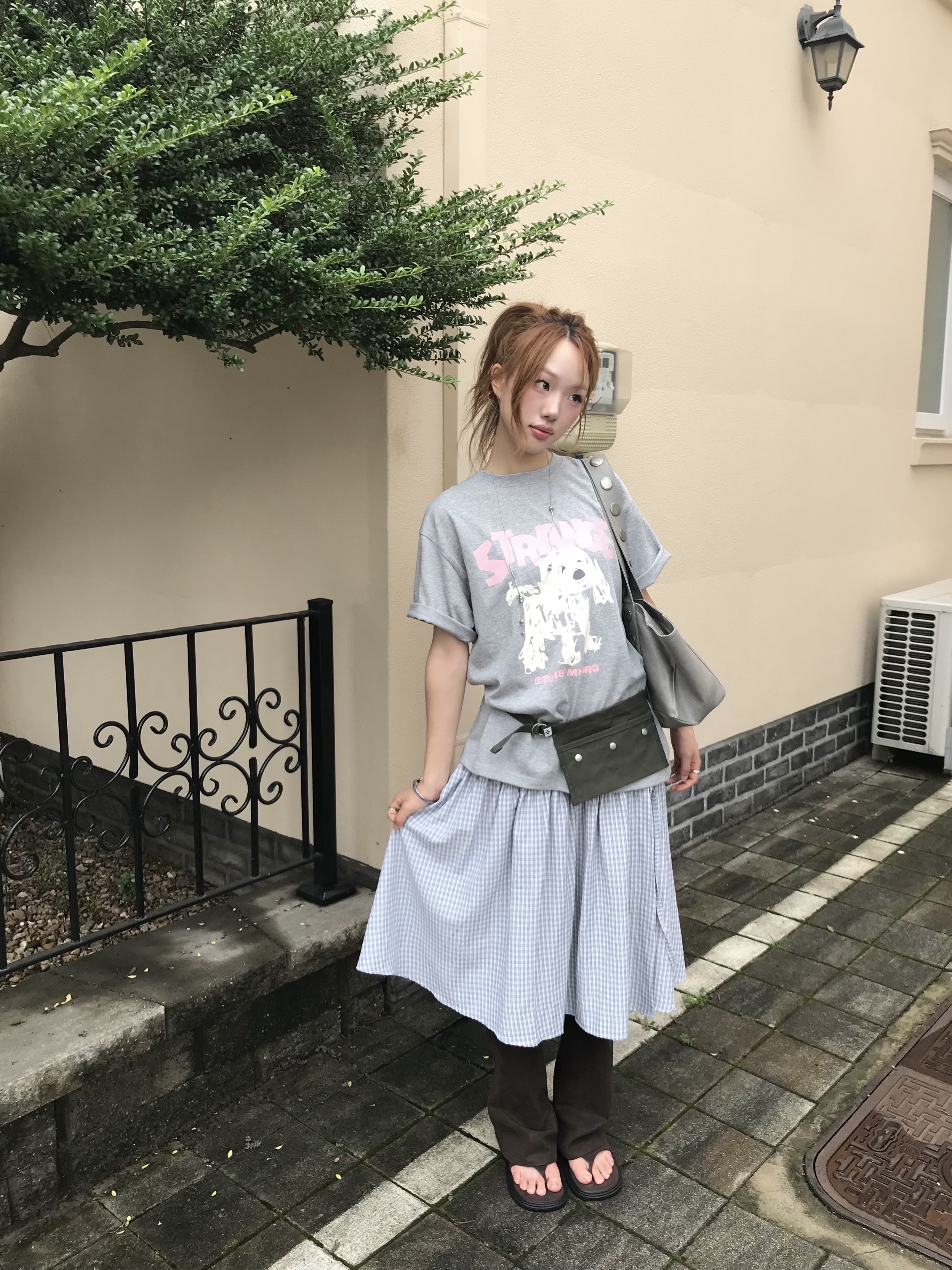 Diagonal Funky Square Shoulder Bag Light Grey 착용 스타일 - 1