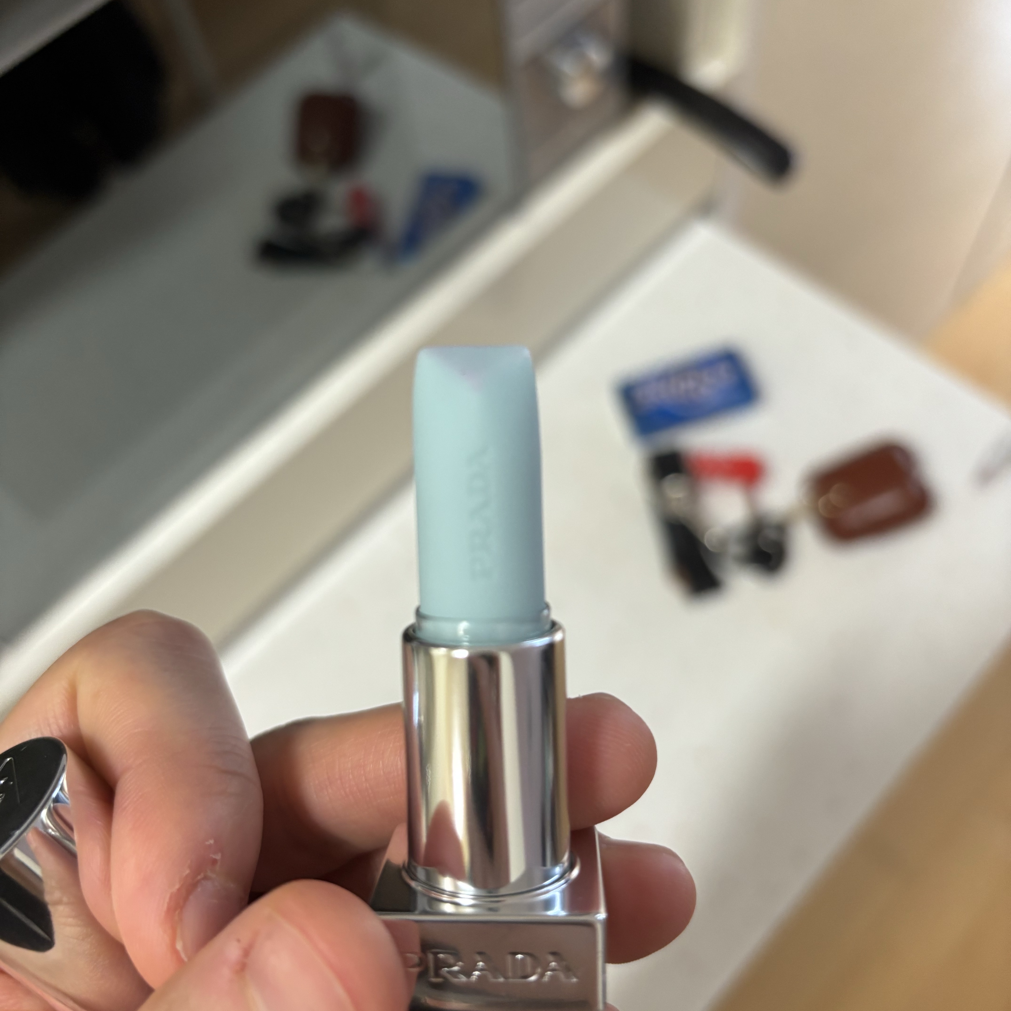 Prada Blushing Care Lip Balm U001 Astral Pink 착용 스타일 - 2