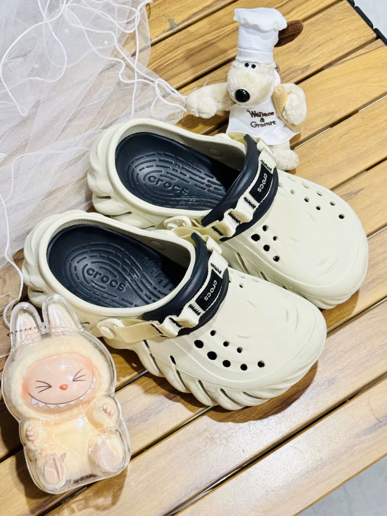 Mizuno Racer Trail SE Silver Grey, Crocs Bayaband Clog White Navy 착용 스타일 - 4