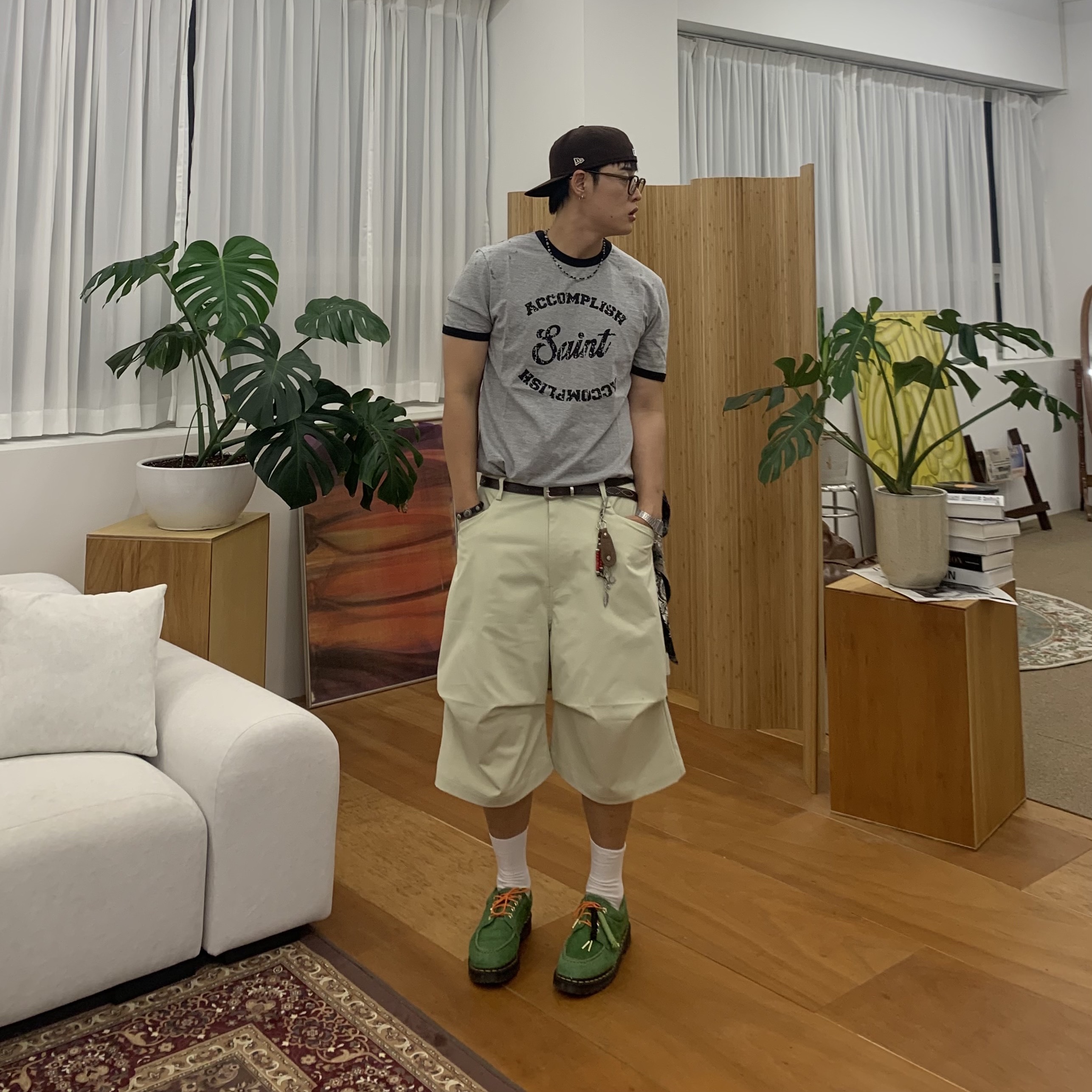 Nonnod Side Cargo Shorts Beige, Dr. Martens x Awake NY Lowell Hair On Leather Moc Toe Shoes Green 착용 스타일 - 1