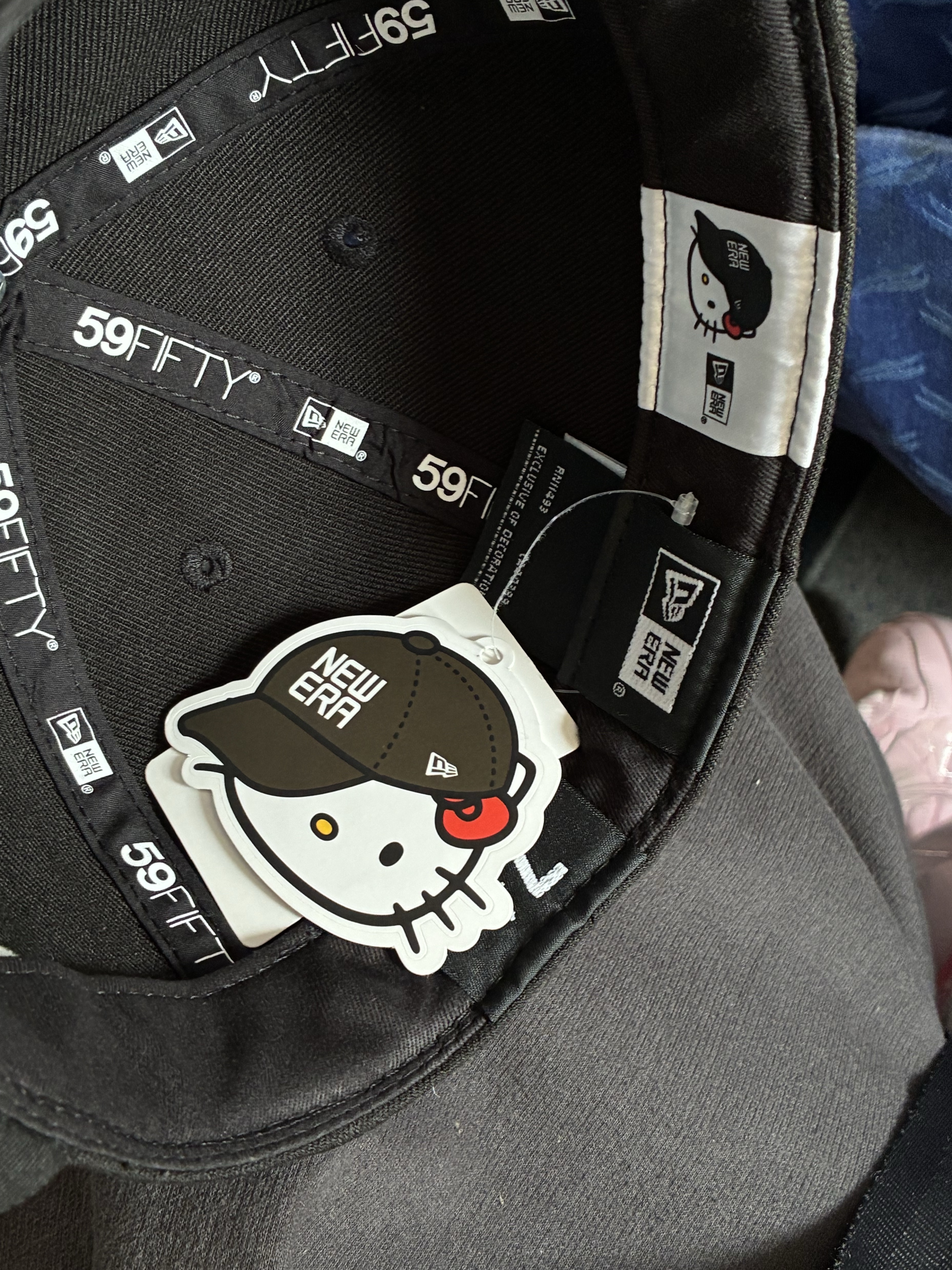 New Era x Hello Kitty Size Cap Black 착용 스타일 - 4