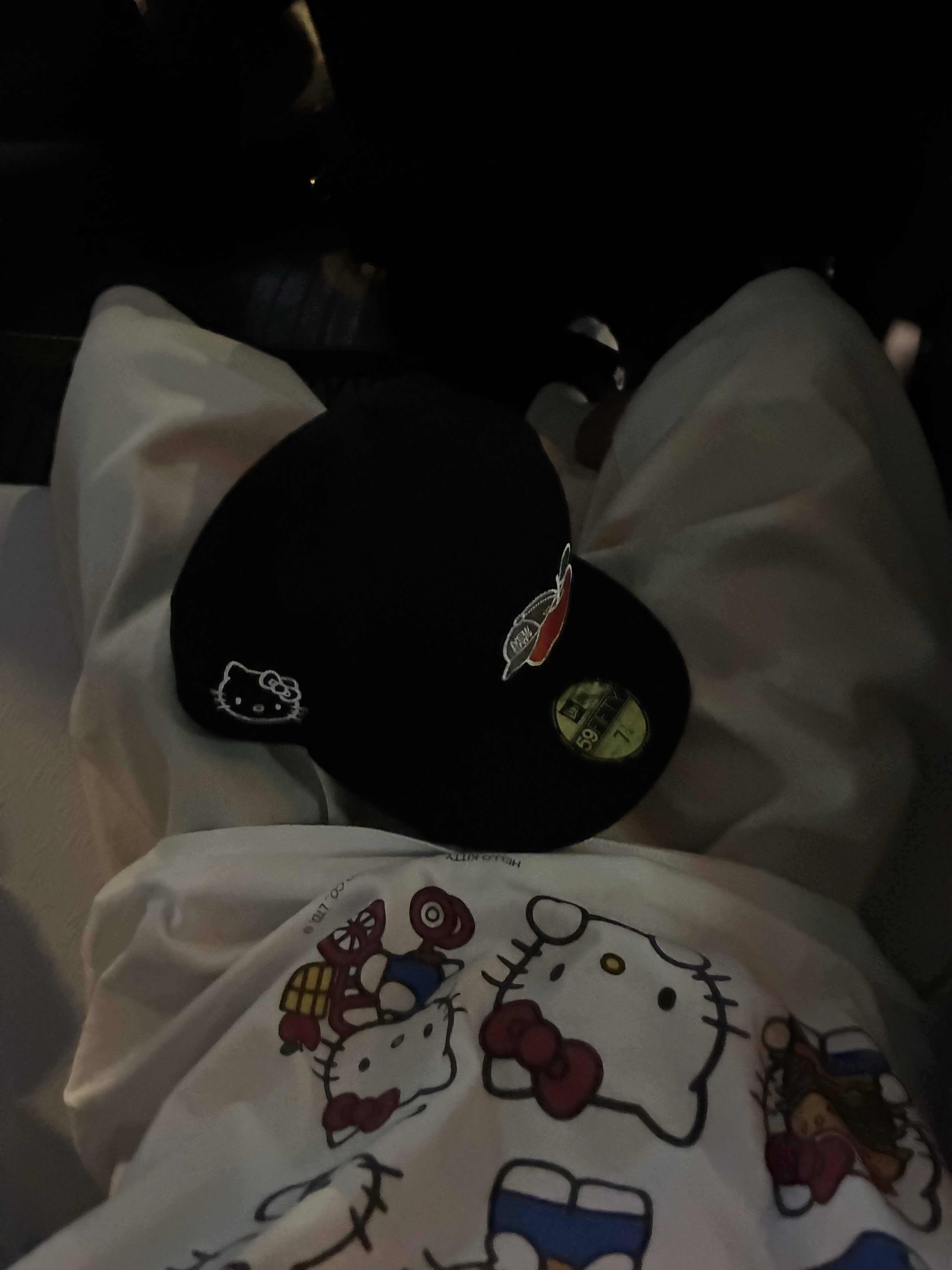 New Era x Hello Kitty Size Cap Black 착용 스타일 - 1