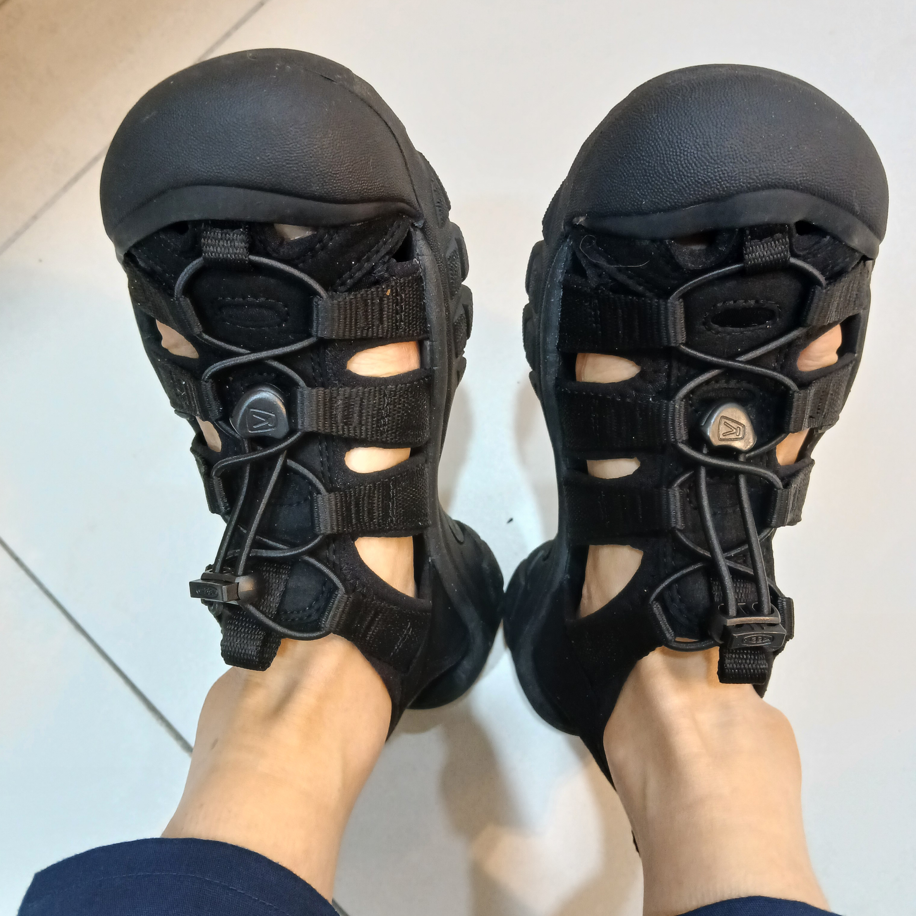 (W) Keen Newport H2 Triple Black 착용 스타일 - 2