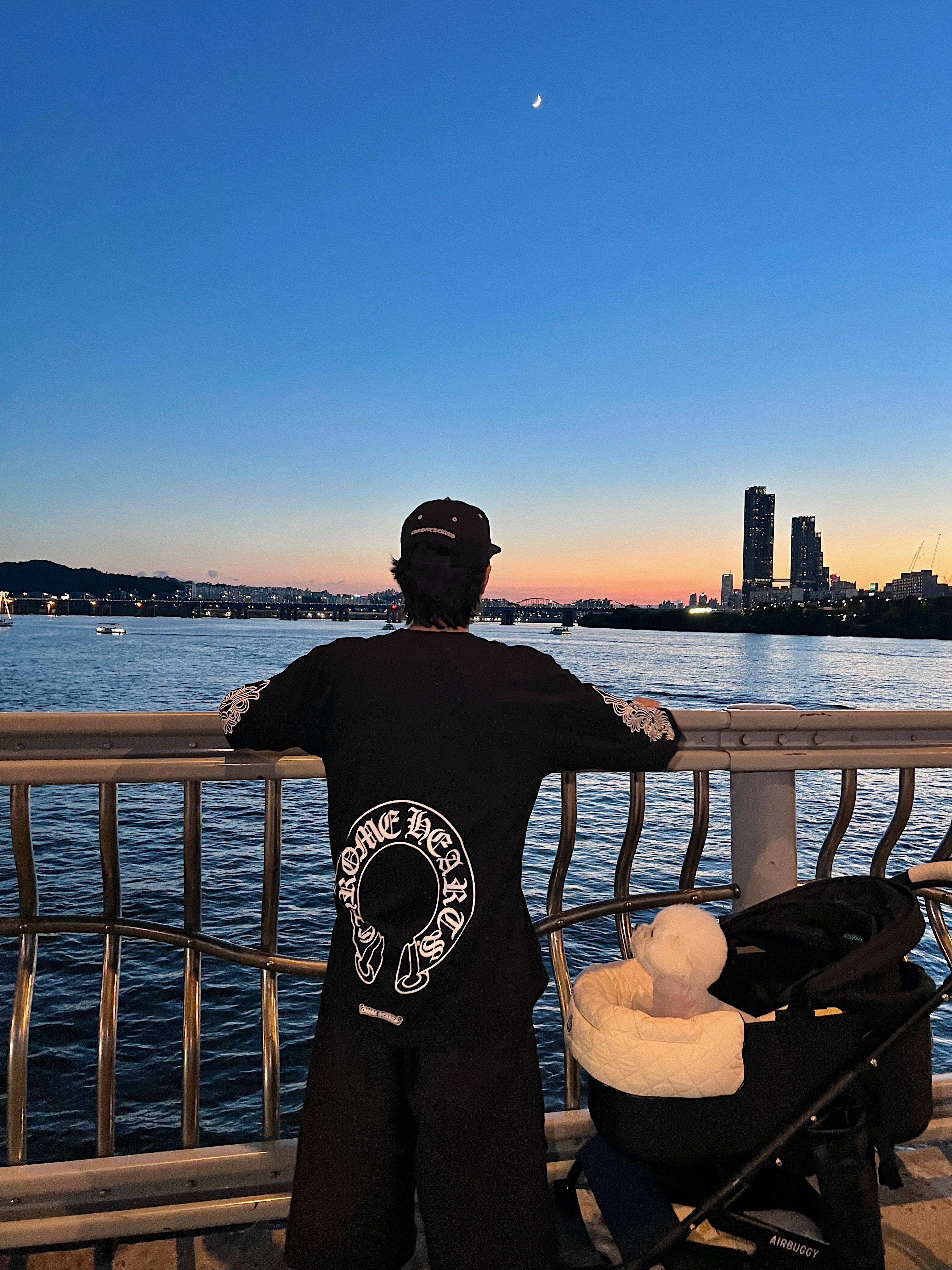 Chrome Hearts Horse Shoe Long Sleeve T-Shirt Black, Chrome Hearts Cemetery Trucker Hat Black 착용 스타일 - 3
