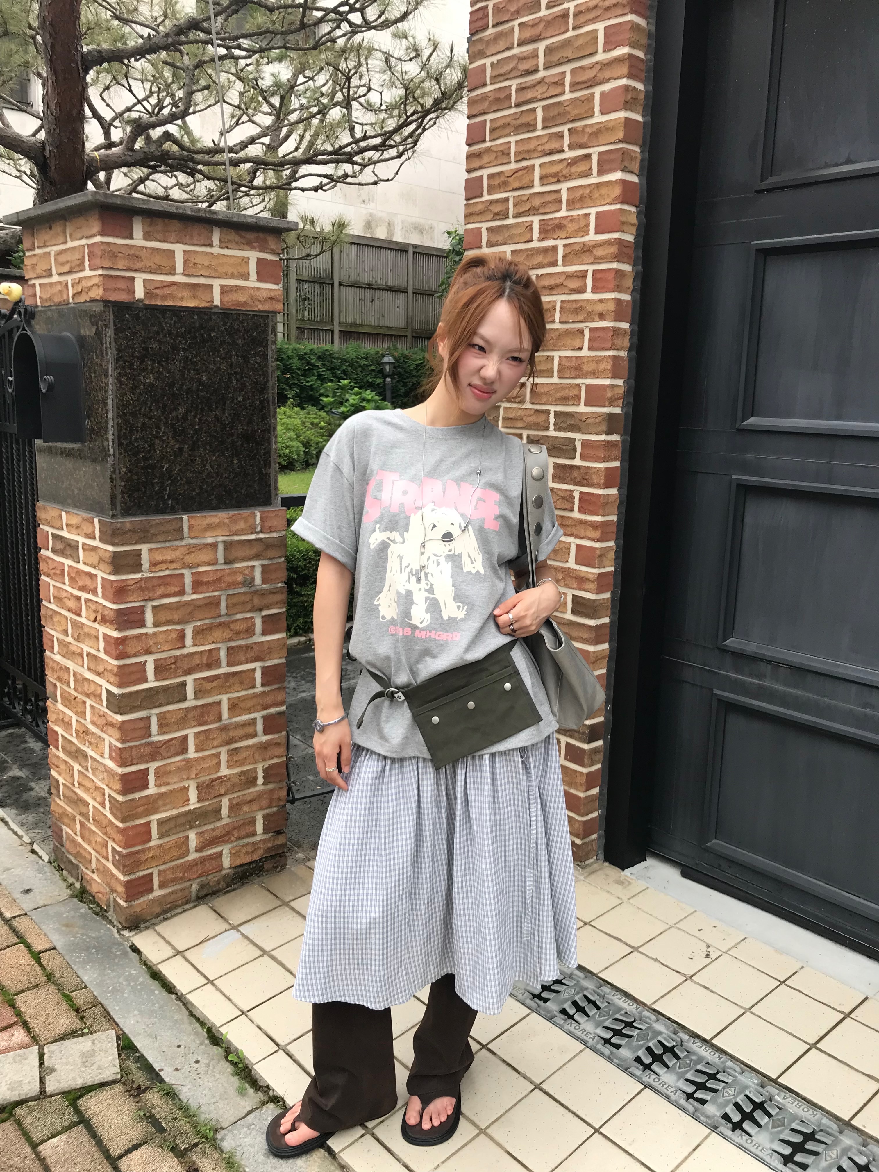 Diagonal Funky Square Shoulder Bag Light Grey 착용 스타일 - 5