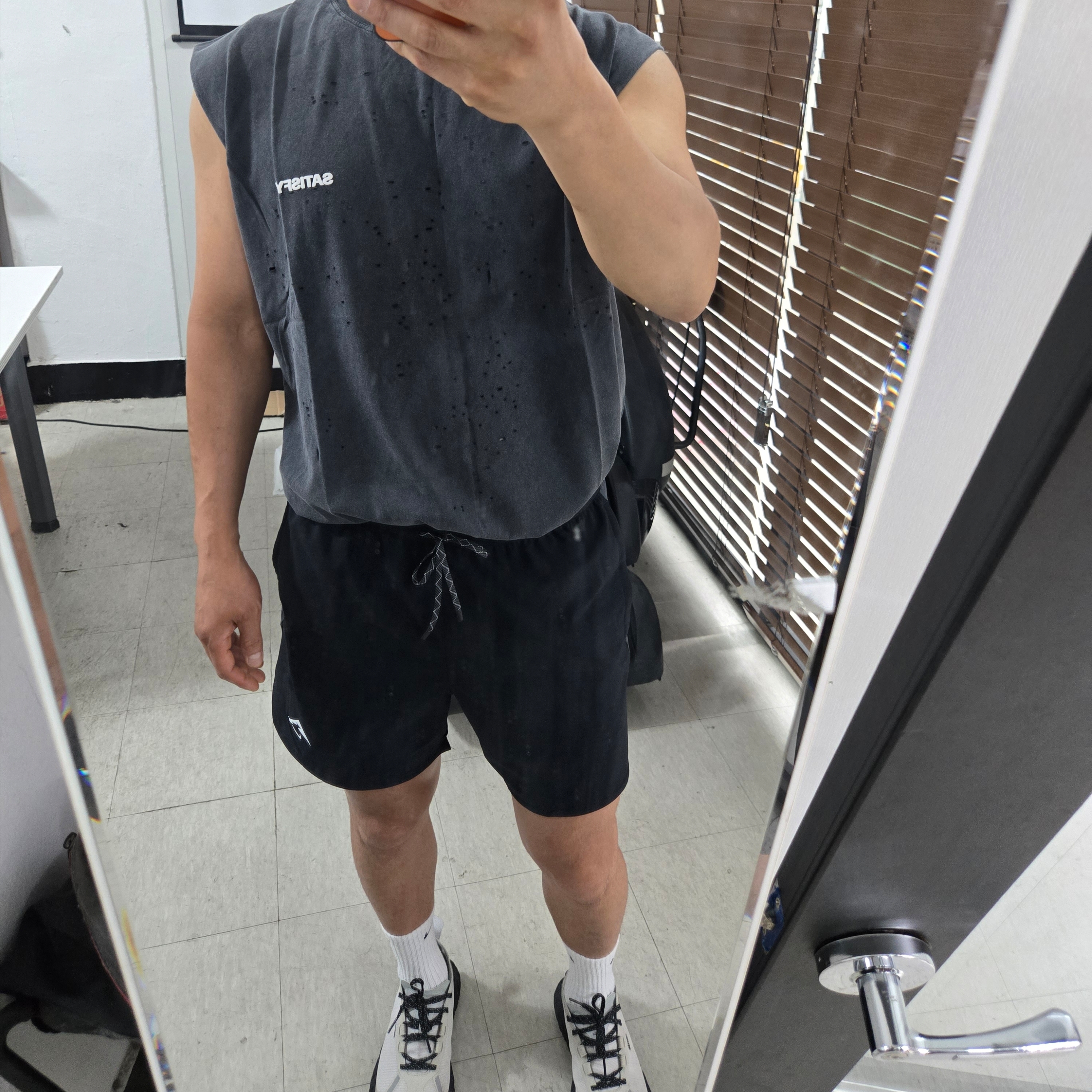 Satisfy Mothtech Muscle T-Shirt Aged Black 착용 스타일