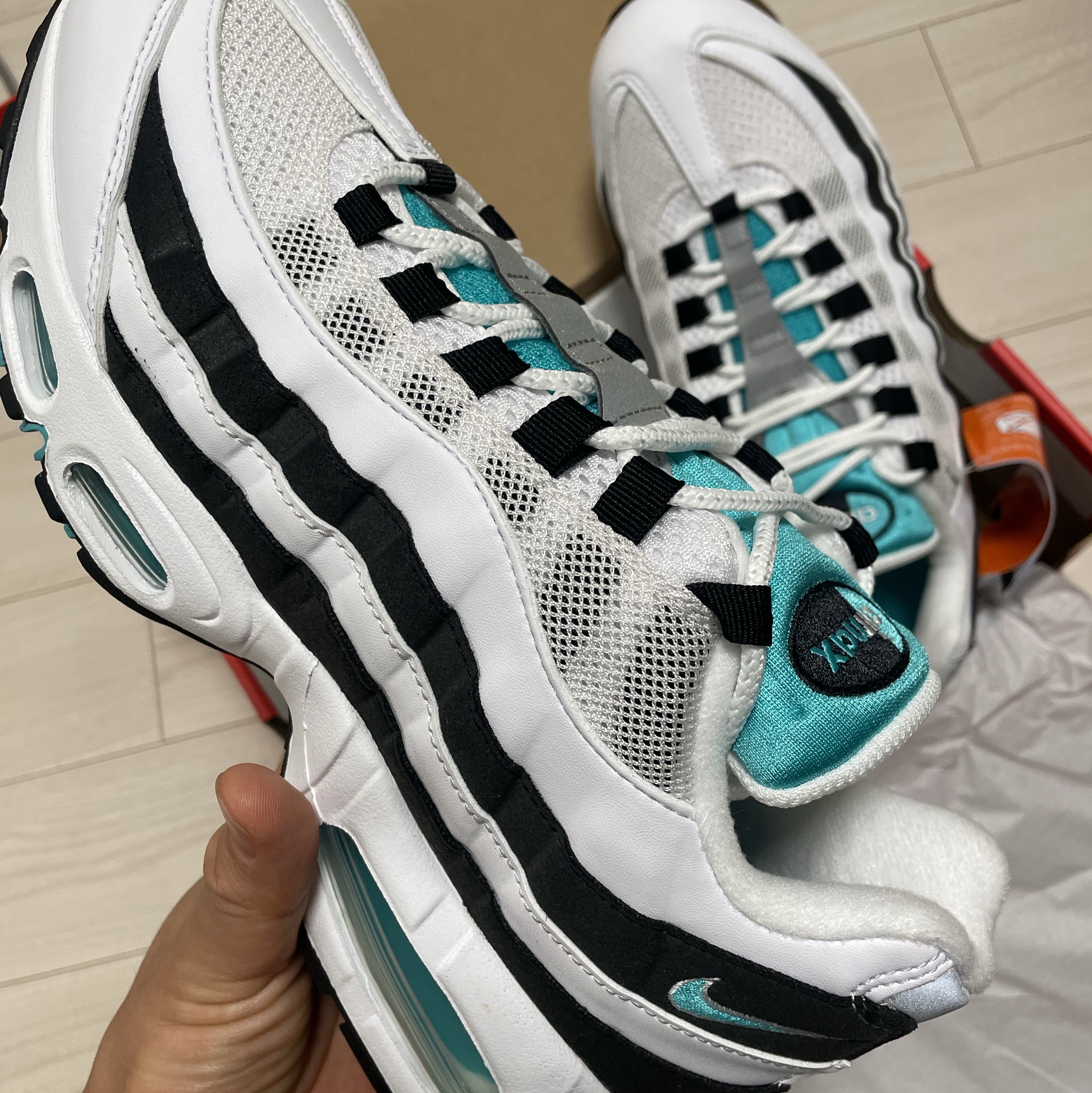 Nike Air Max 95 OG White and Black 착용 스타일 - 2