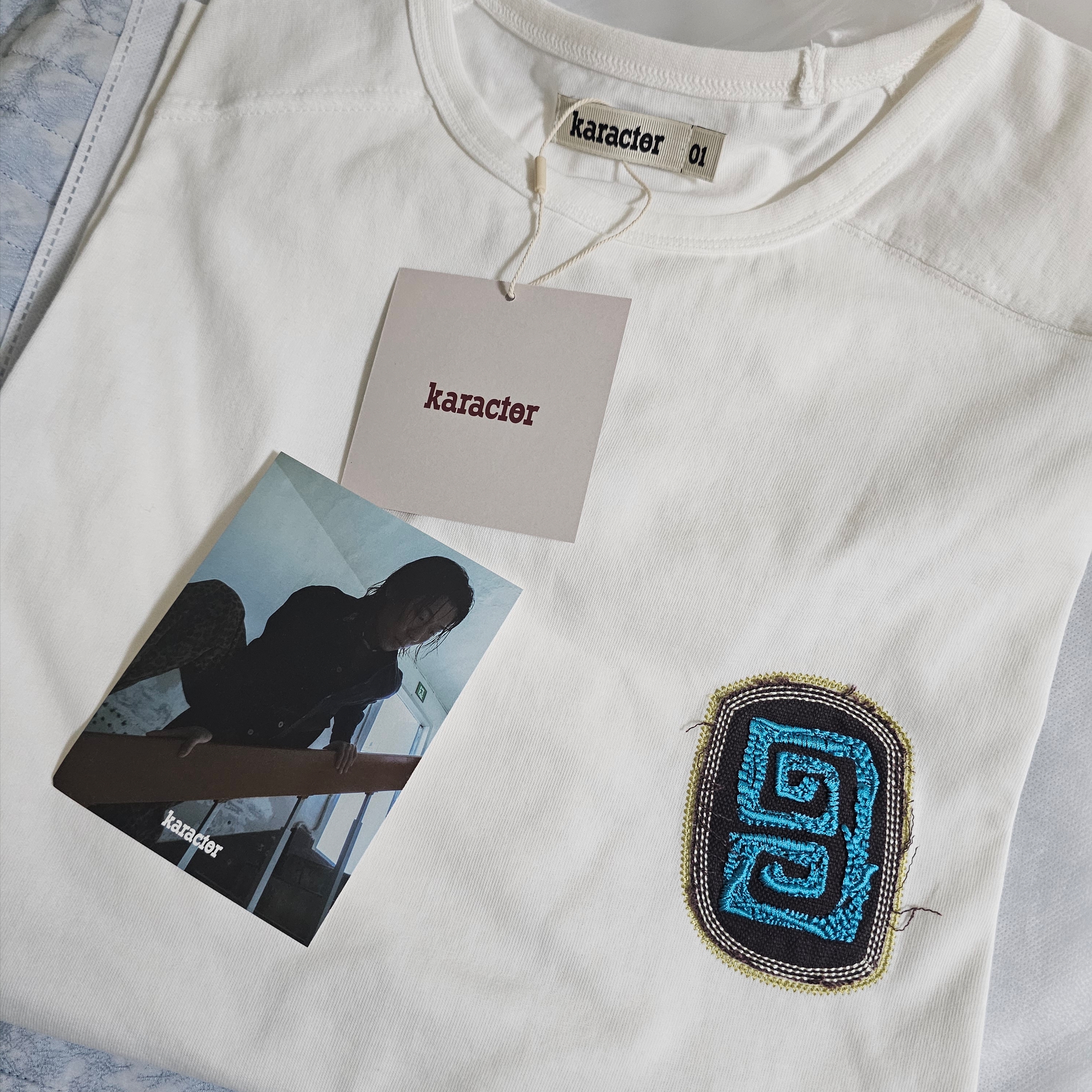 Karactor Fuzzy Half T-shirt Off White 착용 스타일 - 1