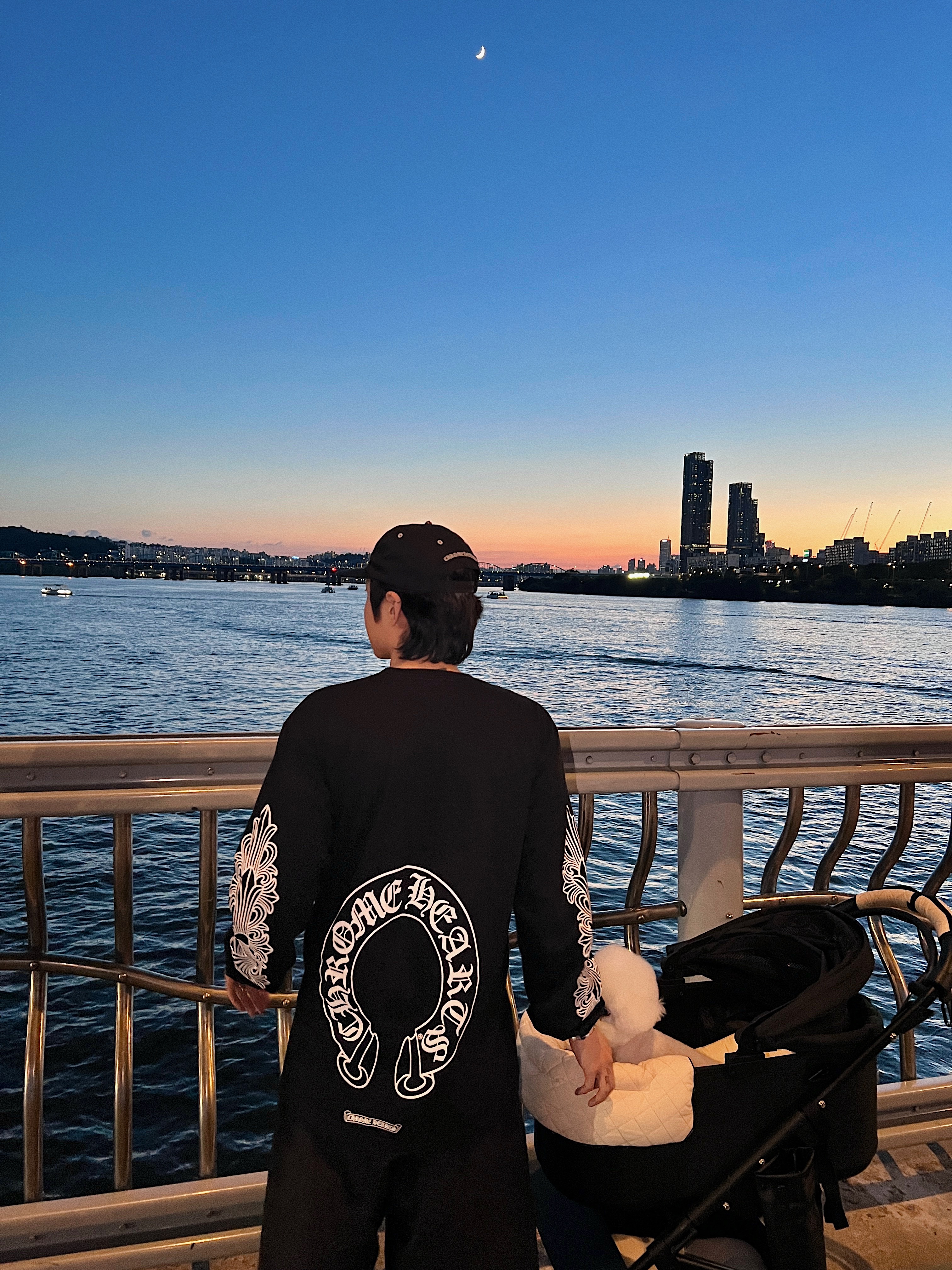 Chrome Hearts Horse Shoe Long Sleeve T-Shirt Black, Chrome Hearts Cemetery Trucker Hat Black 착용 스타일 - 2
