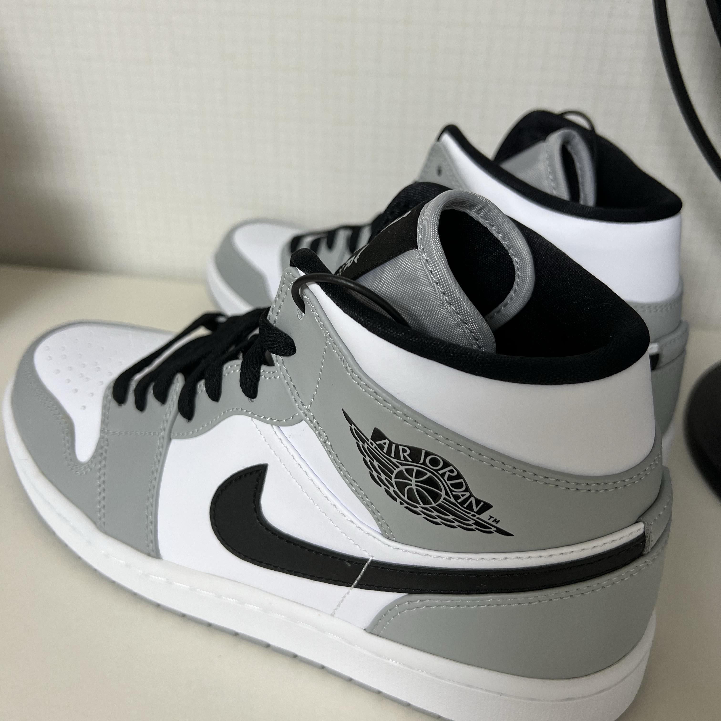 Jordan 1 Mid Light Smoke Grey 착용 스타일