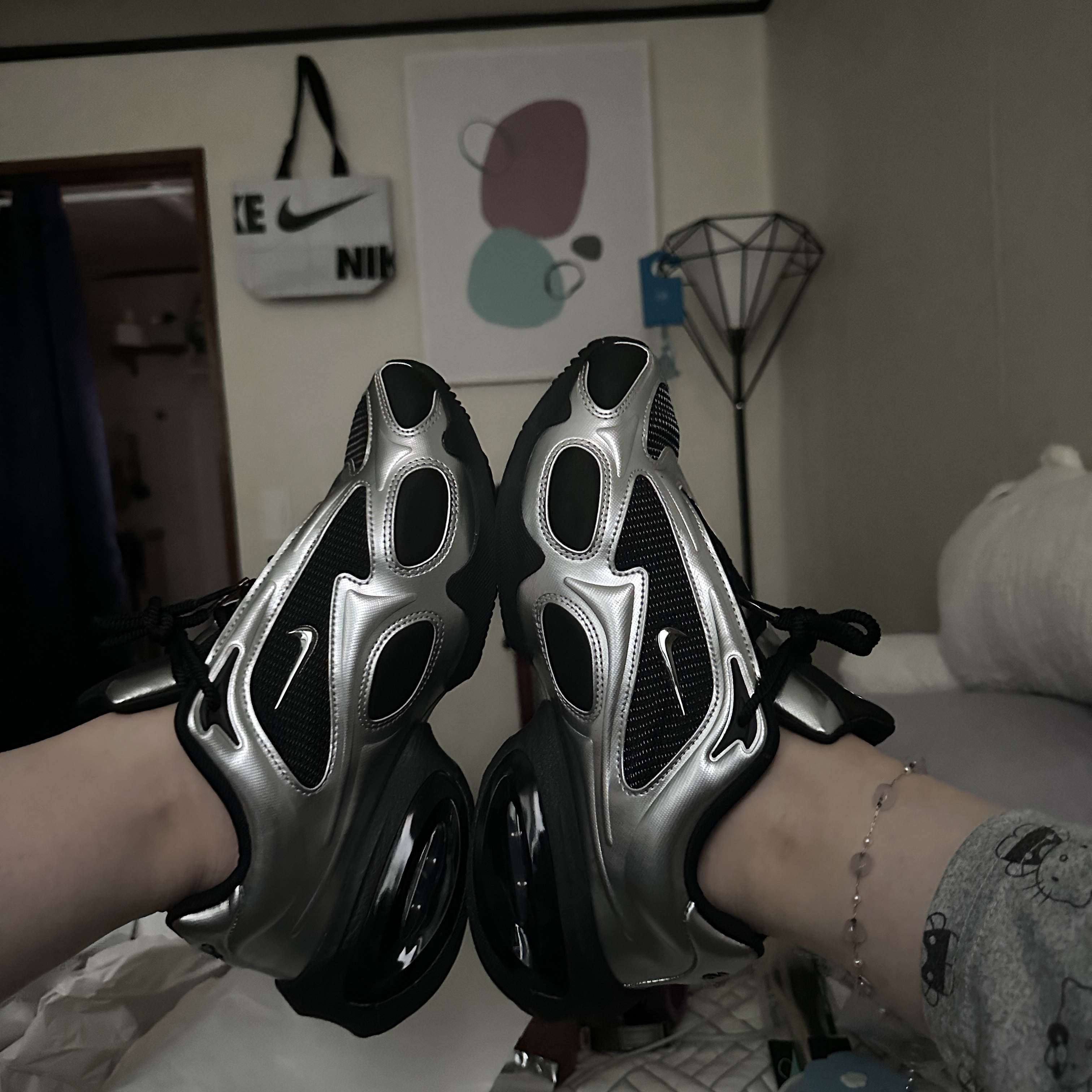 (W) Nike Air Max Muse Black and Metallic Silver 착용 스타일