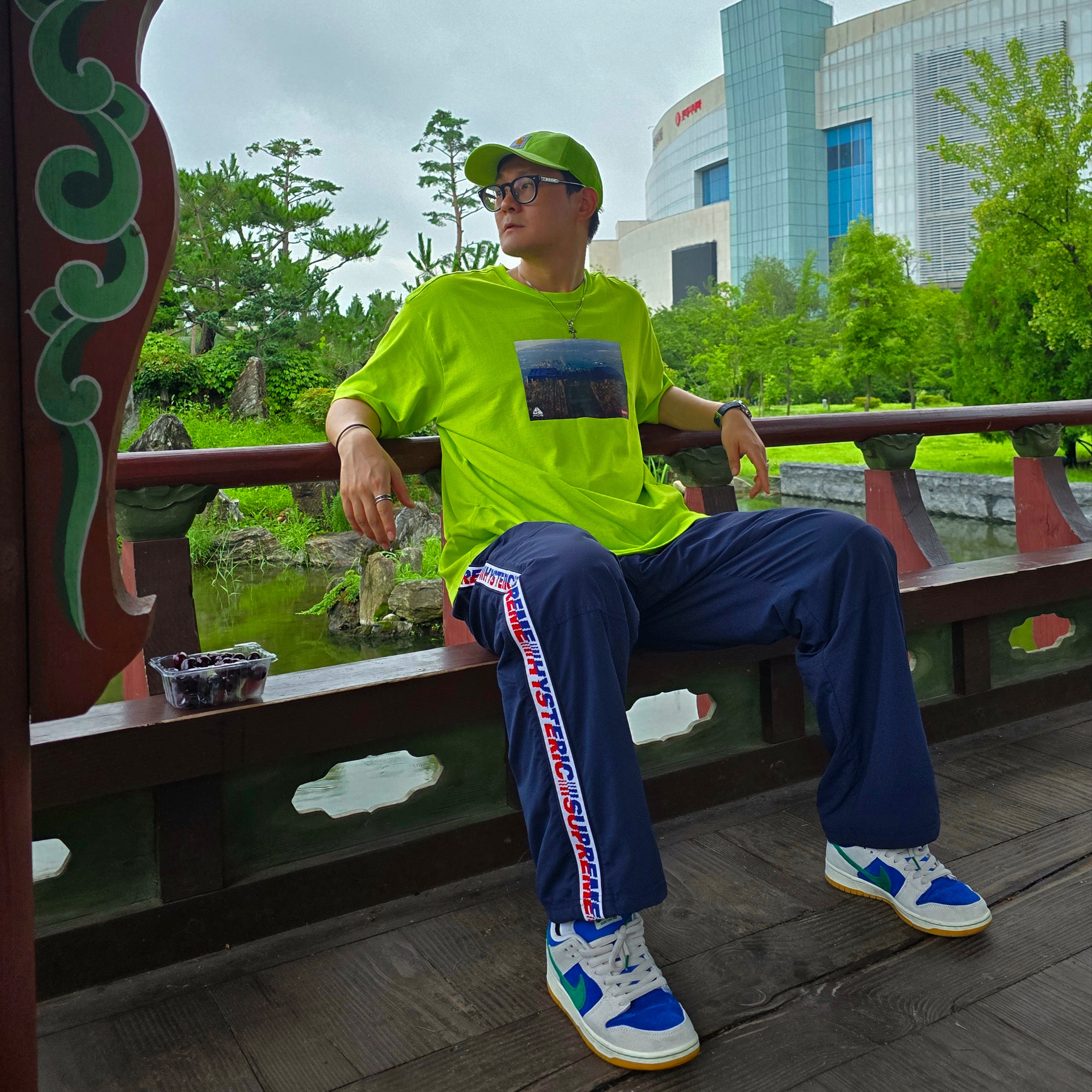Supreme x Nike ACG Grid T-Shirt Green - 22FW, Supreme x Hysteric Glamour Track Pant Navy - 24FW 착용 스타일 - 1