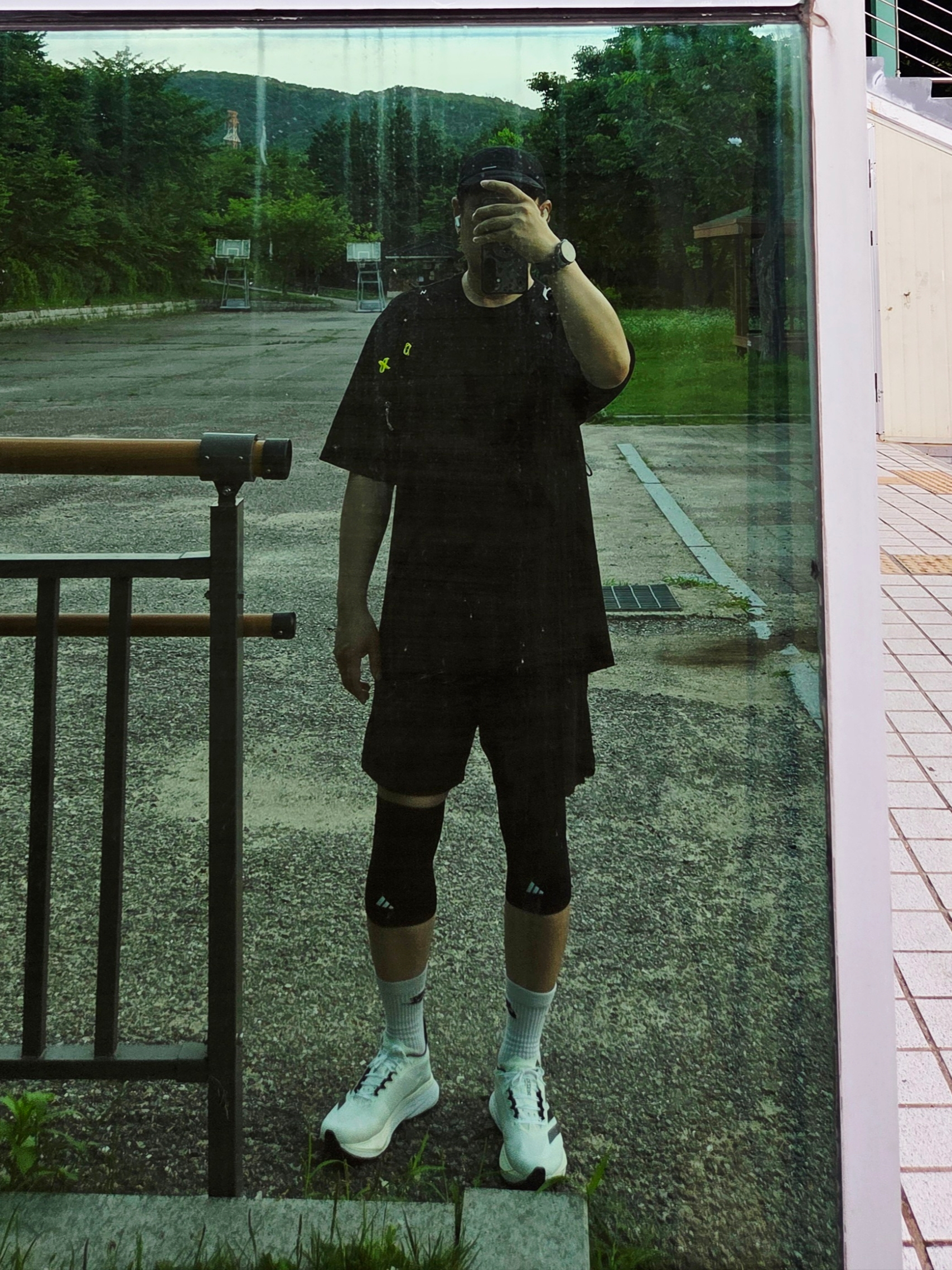 Adidas Adizero Boston 12 Cloud White Core Black Night Metallic, Nike NSW Everyday Essential Crew Socks White (3 Pack/Korean Ver.) 착용 스타일 - 2