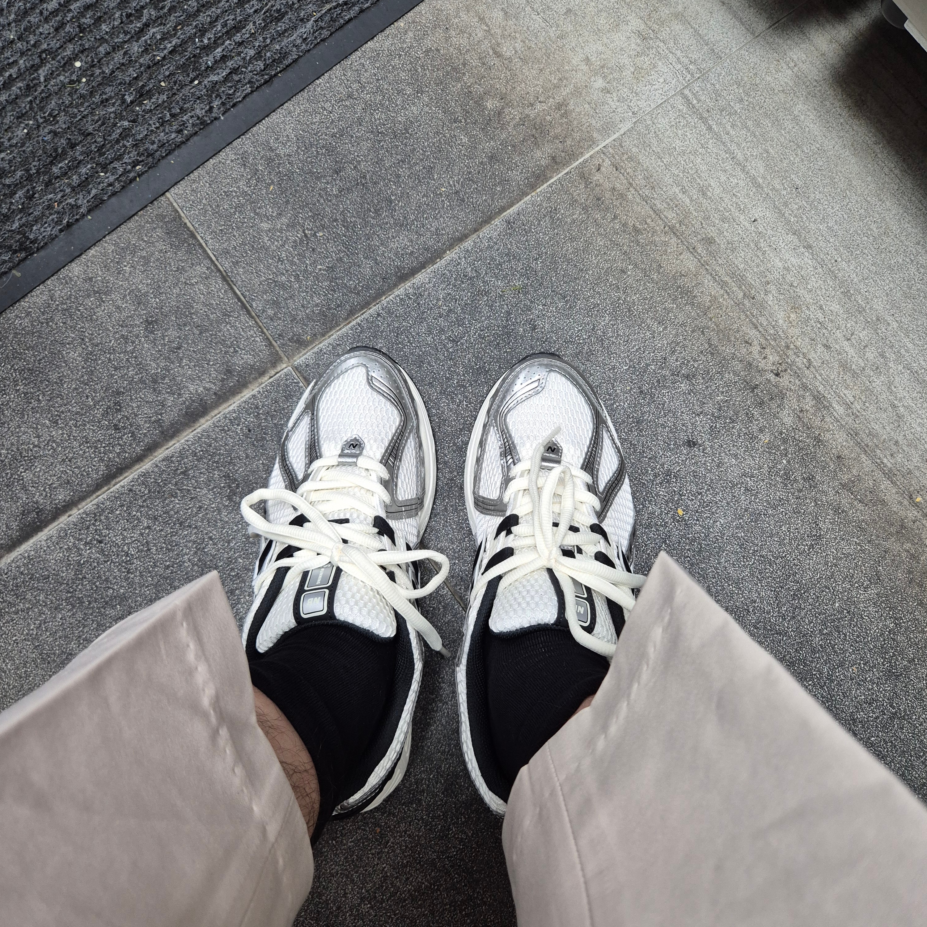 New Balance 1906R Silver Metallic Black 착용 스타일