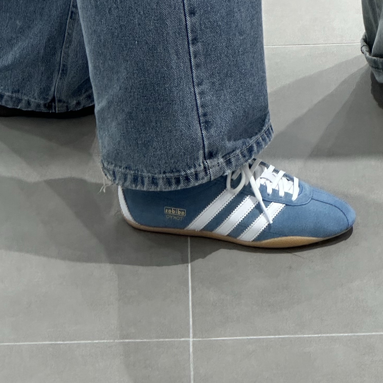 (W) Adidas Tokyo Blue Bird Cloud White 착용 스타일