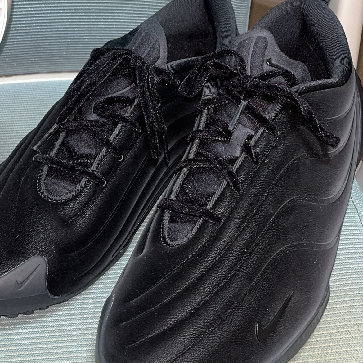(W) Nike Astra Ultra Triple Black 착용 스타일 - 3