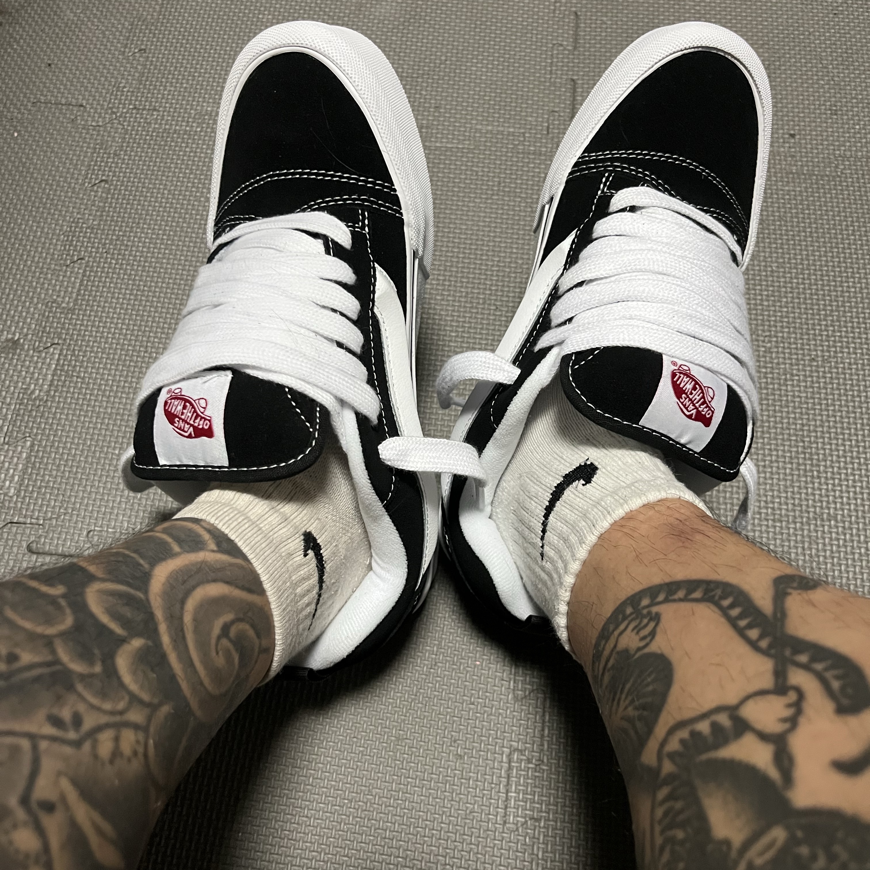 Vans Knu-Skool Black True White 착용 스타일